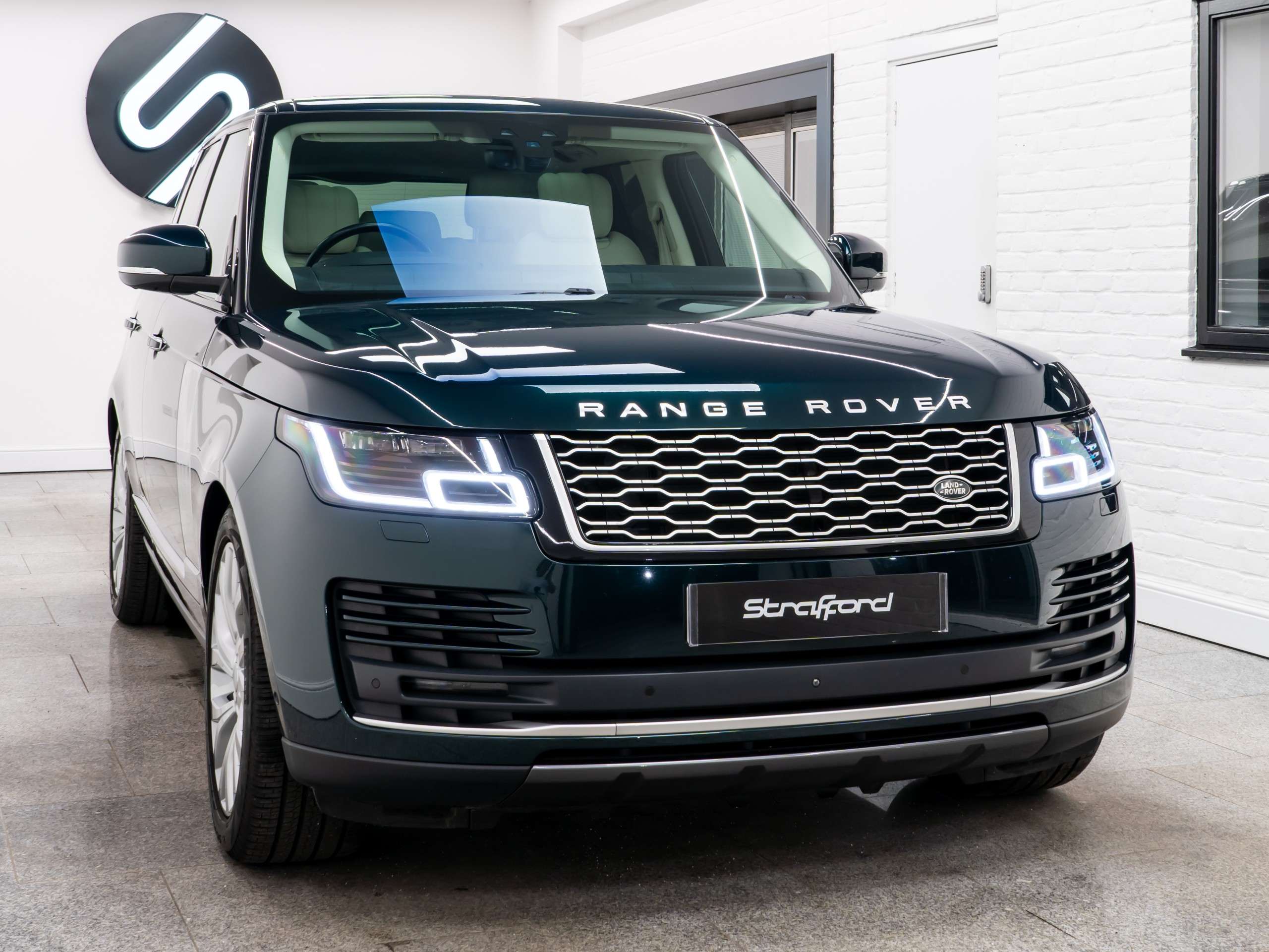 A 2020 LAND ROVER RANGE ROVER 3.0 SD V6 Vogue SE SUV 5dr Diesel Auto 4WD Euro 6 (s/s) (275 ps) A 2020 LAND ROVER RANGE ROVER 3.0 SD V6 Vogue SE SUV 5dr Diesel Auto 4WD Euro 6 (s/s) (275 ps)