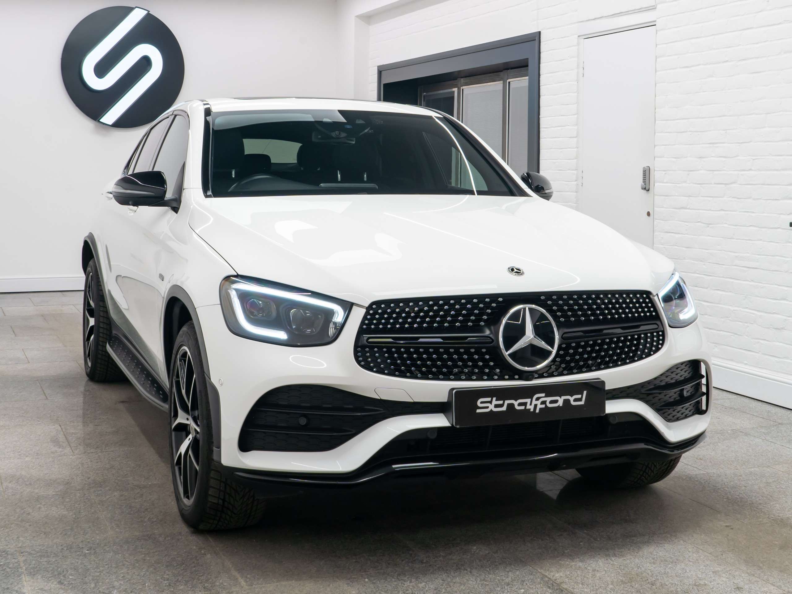 A 2021 MERCEDES GLC-CLASS GLC 300 DE 4MATIC AMG LINE PREMIUM PLUS A 2021 MERCEDES GLC-CLASS GLC 300 DE 4MATIC AMG LINE PREMIUM PLUS