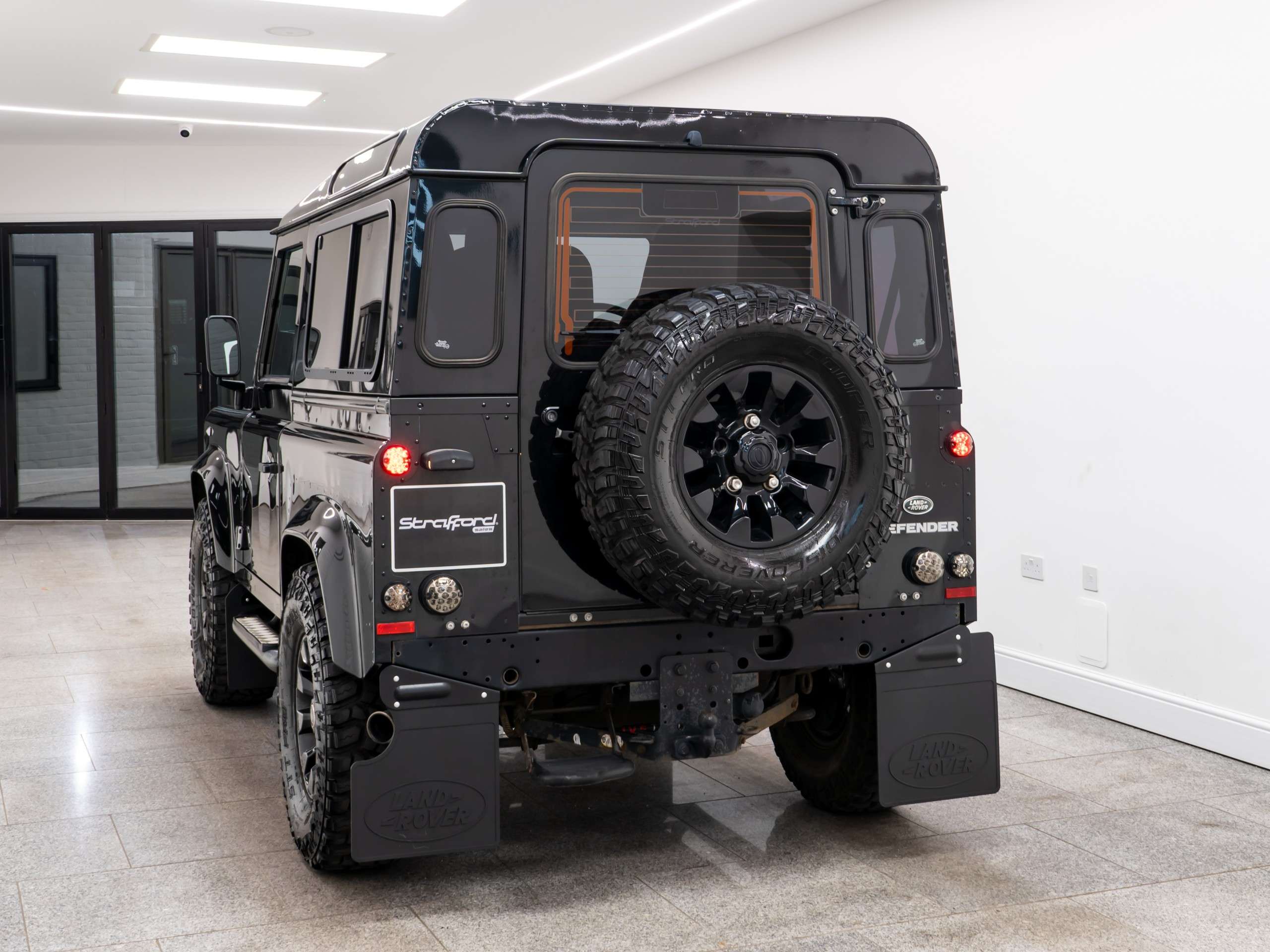 A 2014 LAND ROVER DEFENDER 90 2.2 TDCi XS Station Wagon Double Cab 3dr Diesel Manual 4WD SWB Euro 5 (122 ps) A 2014 LAND ROVER DEFENDER 90 2.2 TDCi XS Station Wagon Double Cab 3dr Diesel Manual 4WD SWB Euro 5 (122 ps)