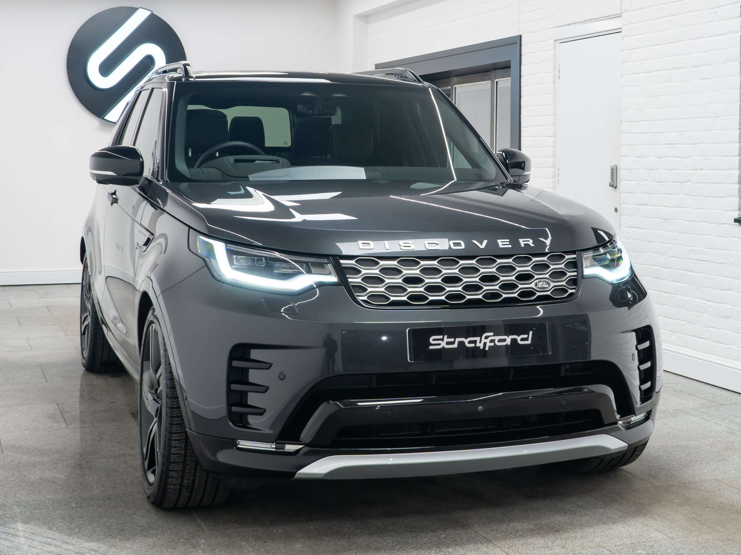 A 2025 LAND ROVER DISCOVERY 3.0 D350 MHEV 35th Anniversary Edition SUV 5dr Diesel Auto 4WD Euro 6 (s/s) (350 ps) A 2025 LAND ROVER DISCOVERY 3.0 D350 MHEV 35th Anniversary Edition SUV 5dr Diesel Auto 4WD Euro 6 (s/s) (350 ps)