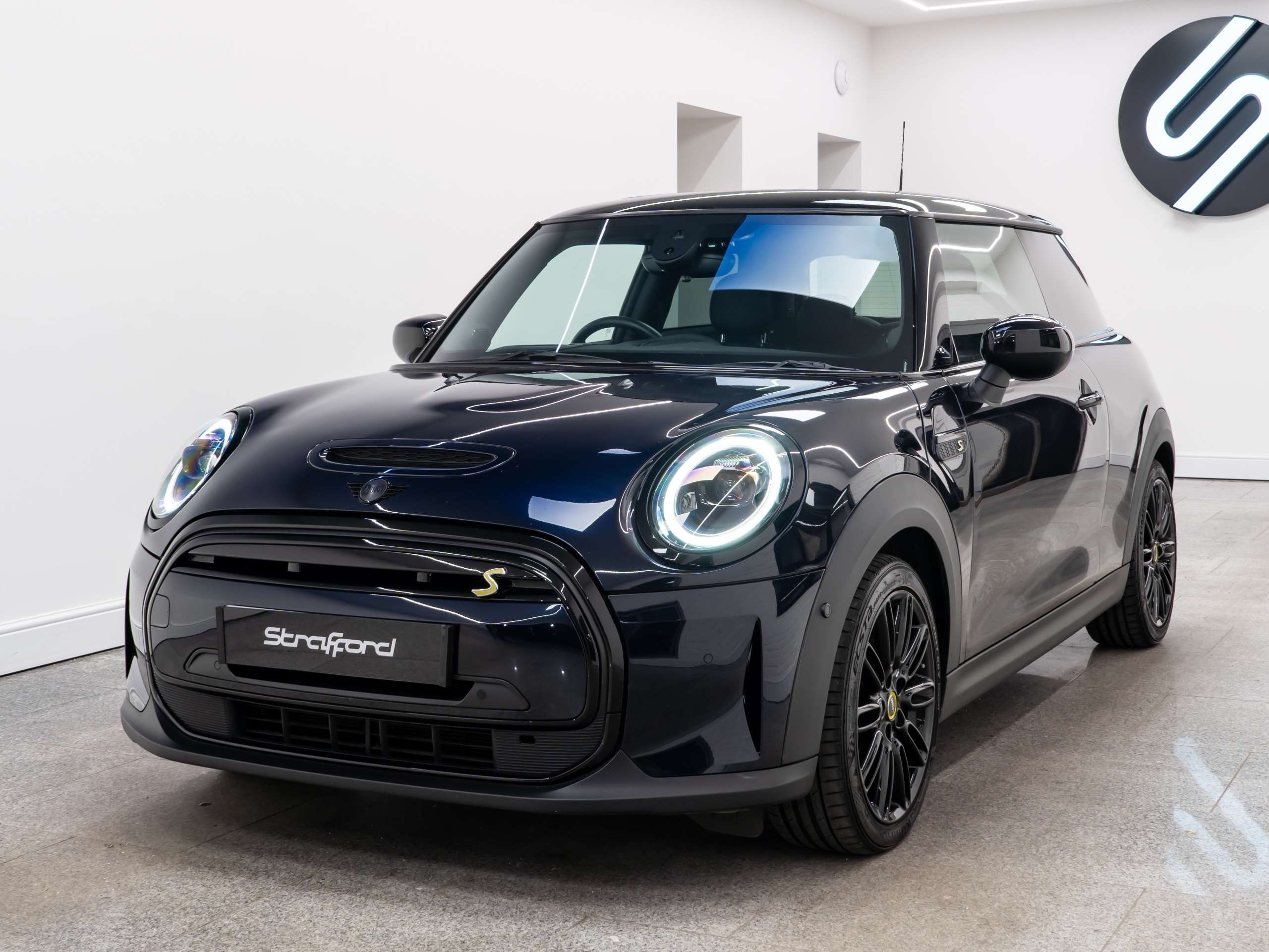 A 2021 MINI ELECTRIC COOPER Cooper SE 32.6kWh Level 3 Hatchback 3dr Electric Auto (184 ps) A 2021 MINI ELECTRIC COOPER Cooper SE 32.6kWh Level 3 Hatchback 3dr Electric Auto (184 ps)