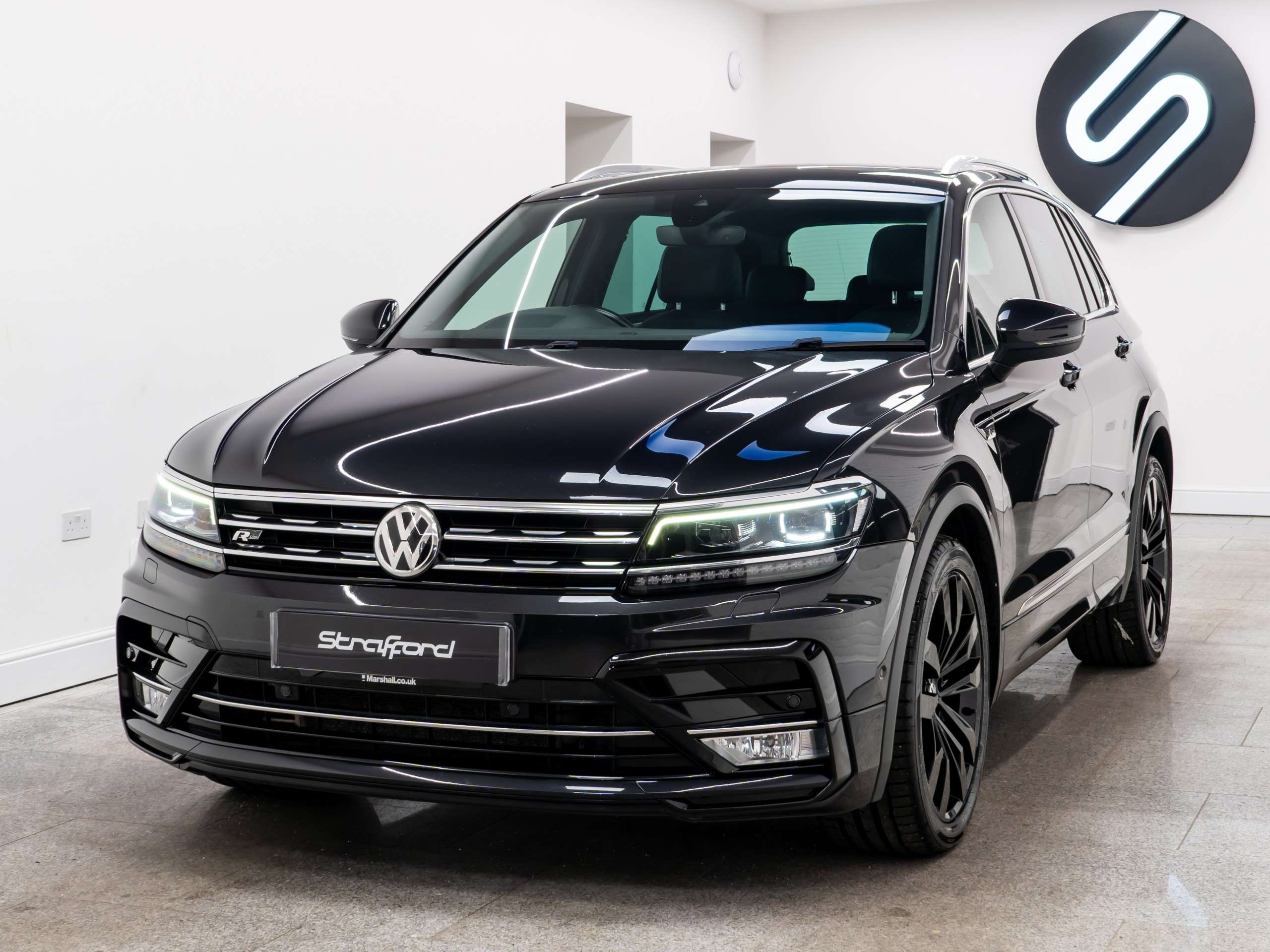 A 2016 VOLKSWAGEN TIGUAN 2.0 TDI BlueMotion Tech R-Line SUV 5dr Diesel DSG 4Motion Euro 6 (s/s) (150 ps) A 2016 VOLKSWAGEN TIGUAN 2.0 TDI BlueMotion Tech R-Line SUV 5dr Diesel DSG 4Motion Euro 6 (s/s) (150 ps)