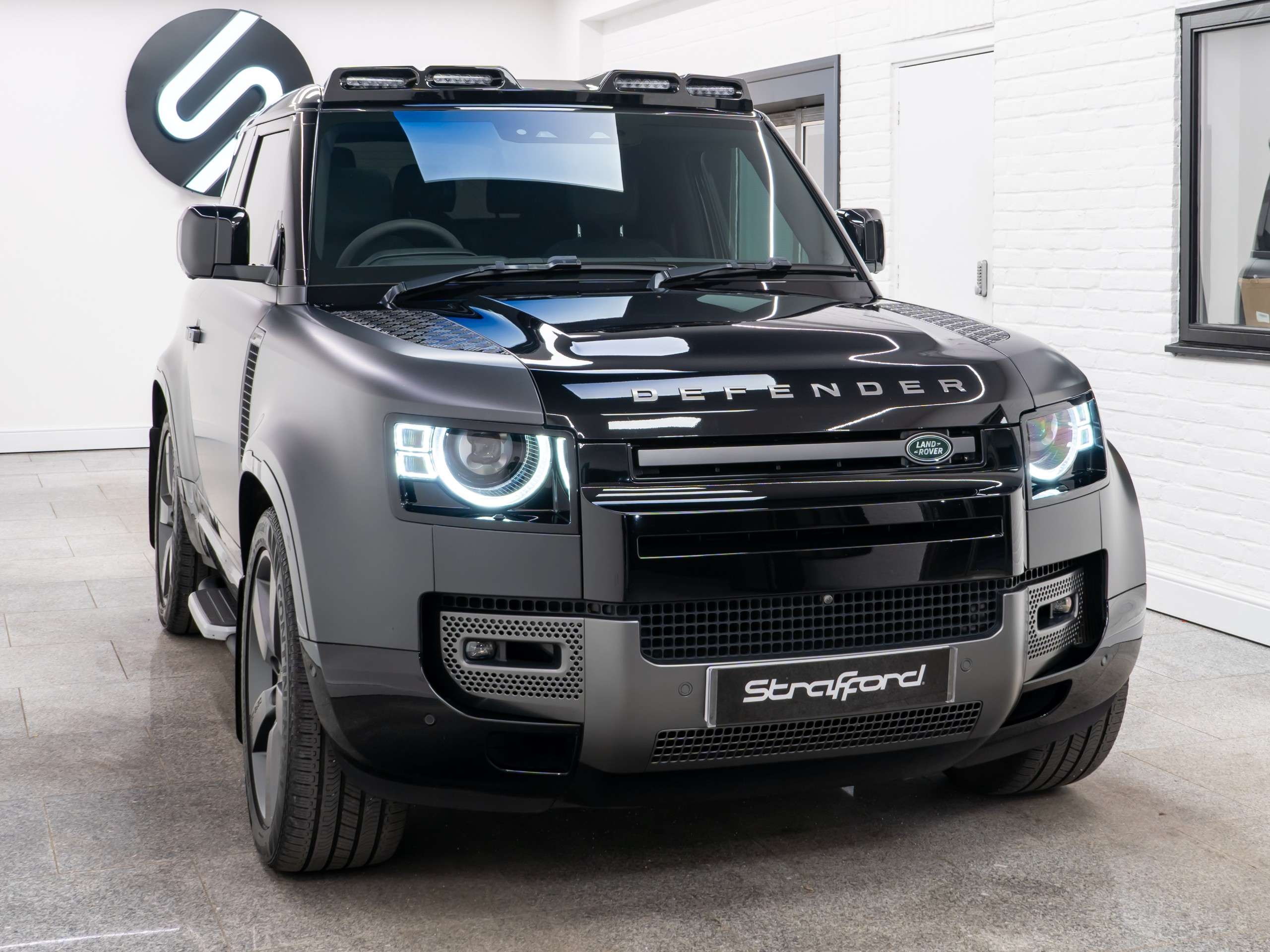A 2022 LAND ROVER DEFENDER 90 5.0 P525 V8 Carpathian Edition SUV 3dr Petrol Auto 4WD Euro 6 (s/s) (525 ps) A 2022 LAND ROVER DEFENDER 90 5.0 P525 V8 Carpathian Edition SUV 3dr Petrol Auto 4WD Euro 6 (s/s) (525 ps)