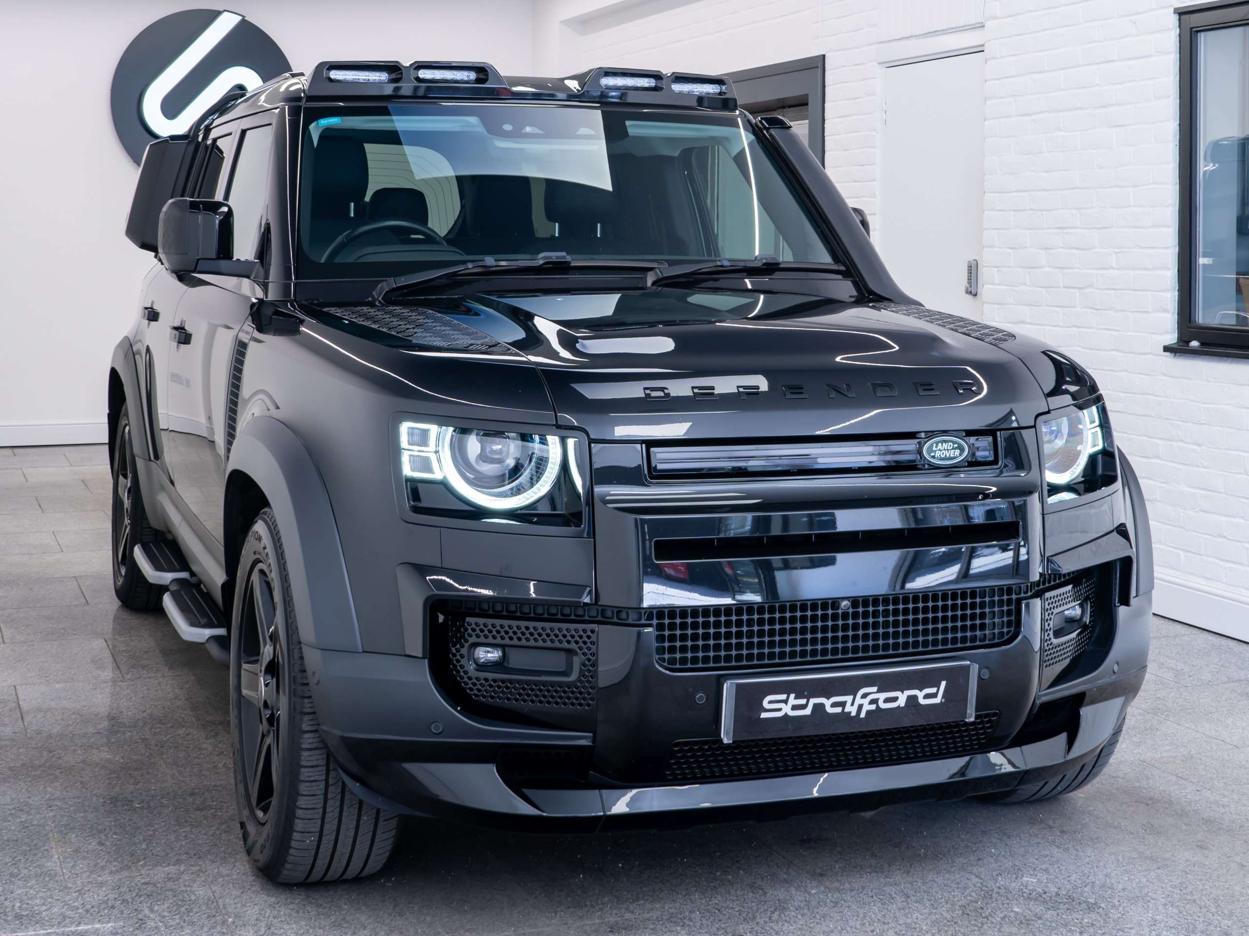 A 2020 LAND ROVER DEFENDER 110 2.0 SD4 SE SUV 5dr Diesel Auto 4WD Euro 6 (s/s) (240 ps) A 2020 LAND ROVER DEFENDER 110 2.0 SD4 SE SUV 5dr Diesel Auto 4WD Euro 6 (s/s) (240 ps)