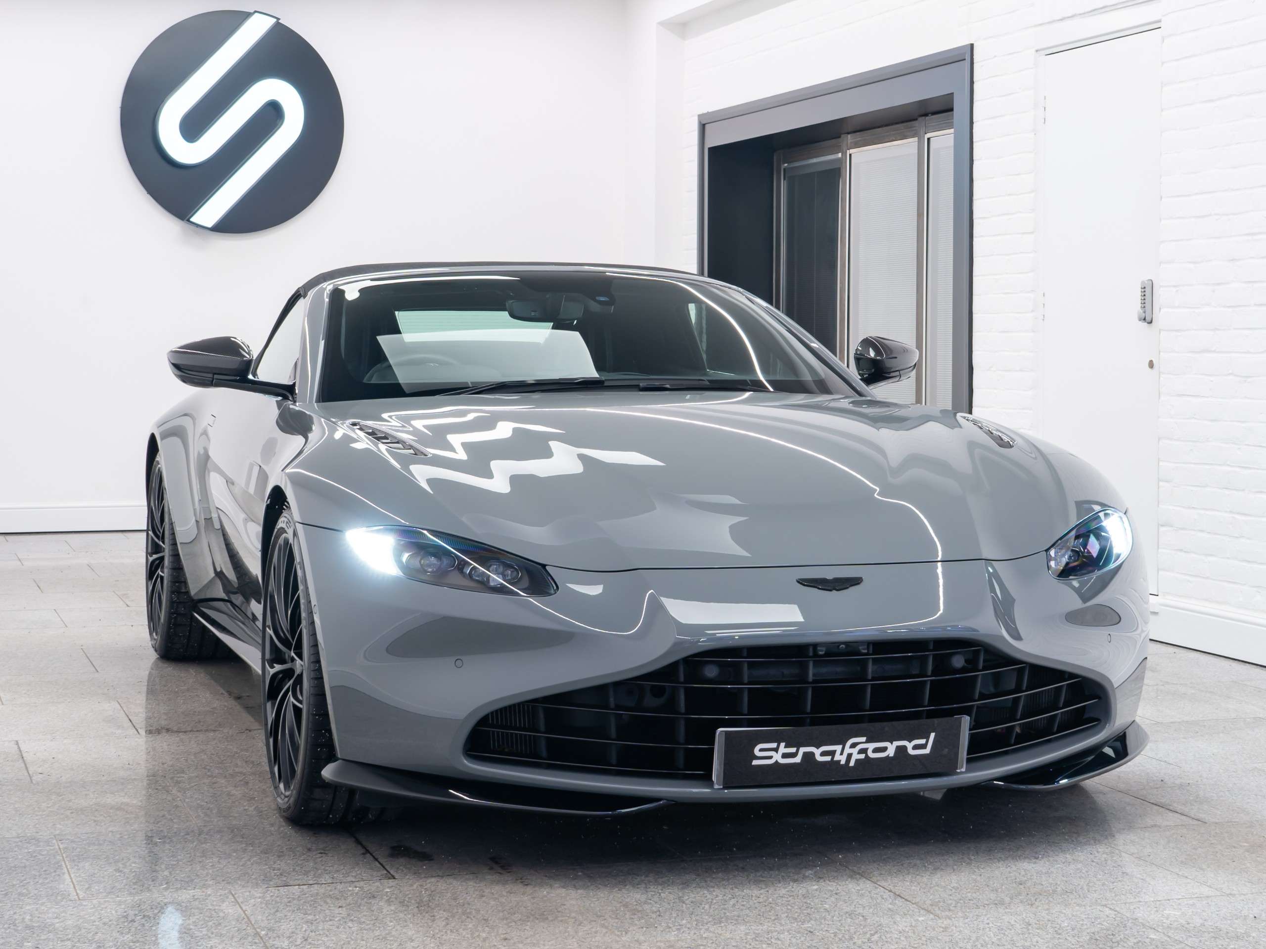 null ASTON MARTIN VANTAGE null ASTON MARTIN VANTAGE