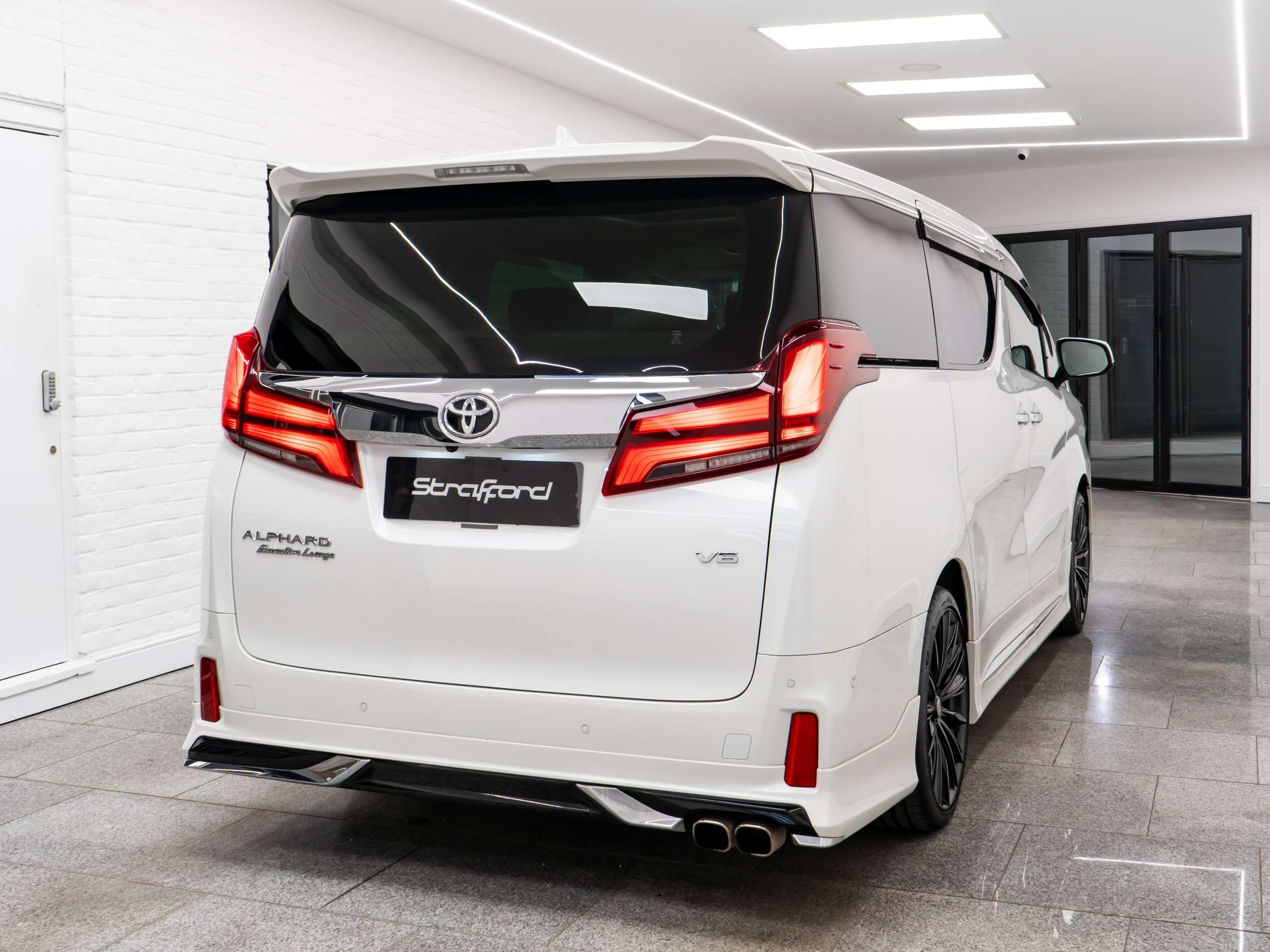 A 2022 TOYOTA ALPHARD Executive Lounge 3.5 V6 Auto A 2022 TOYOTA ALPHARD Executive Lounge 3.5 V6 Auto