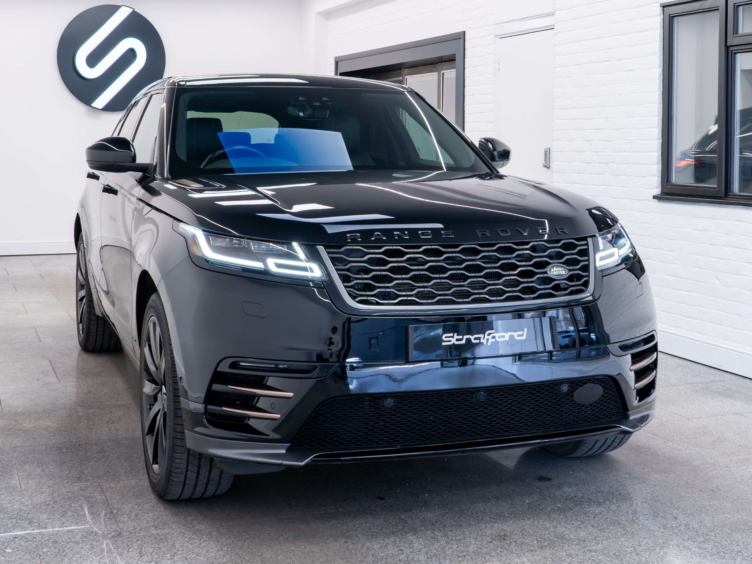 A 2018 LAND ROVER RANGE ROVER VELAR 2.0 P250 R-Dynamic HSE SUV 5dr Petrol Auto 4WD Euro 6 (s/s) (250 ps) A 2018 LAND ROVER RANGE ROVER VELAR 2.0 P250 R-Dynamic HSE SUV 5dr Petrol Auto 4WD Euro 6 (s/s) (250 ps)
