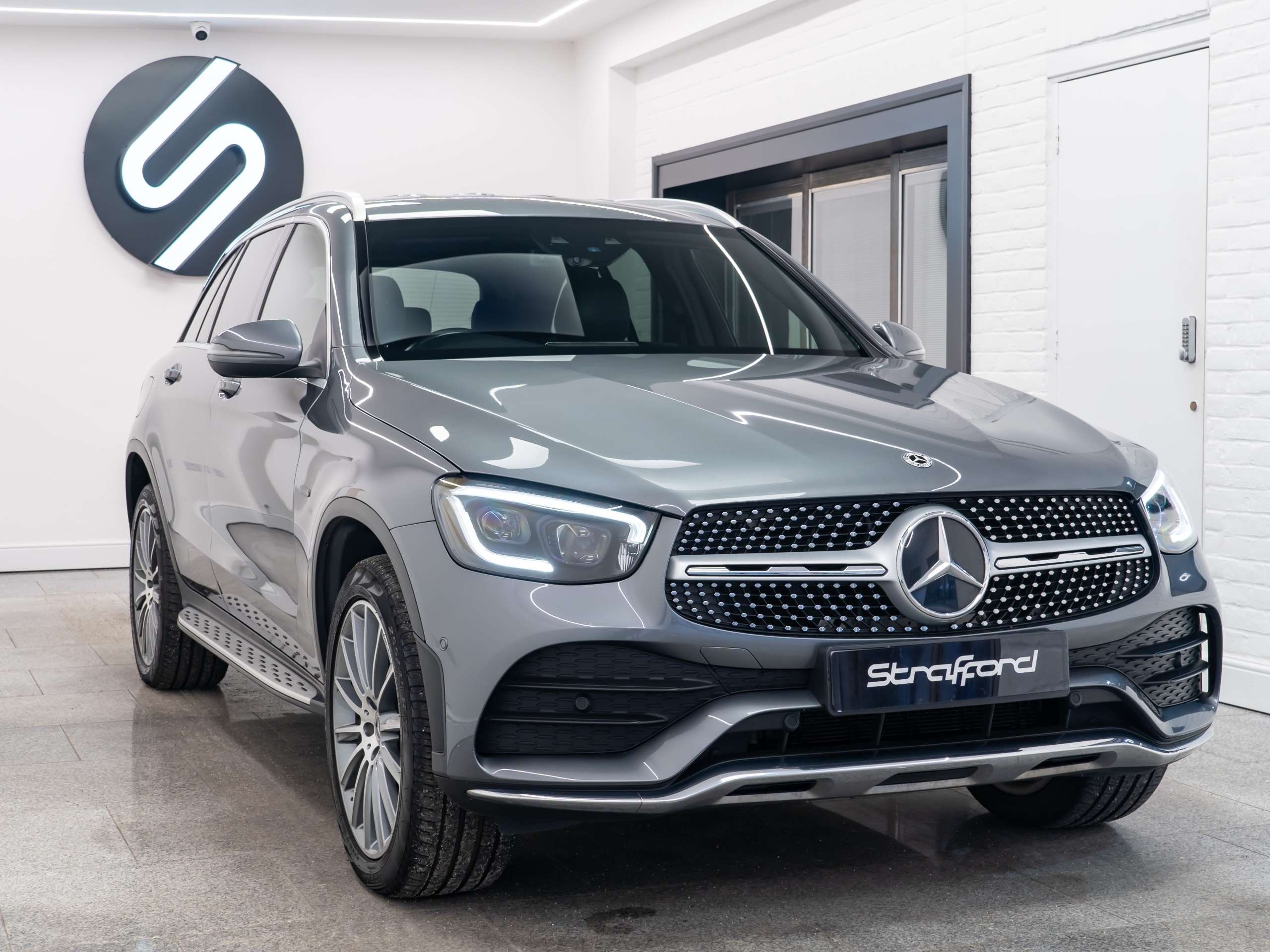A 2020 MERCEDES-BENZ GLC 2.0 GLC300de 13.5kWh AMG Line (Premium) SUV 5dr Diesel Plug-in Hybrid G-Tronic+ 4MATIC Euro 6 (s/s) (306 ps) A 2020 MERCEDES-BENZ GLC 2.0 GLC300de 13.5kWh AMG Line (Premium) SUV 5dr Diesel Plug-in Hybrid G-Tronic+ 4MATIC Euro 6 (s/s) (306 ps)