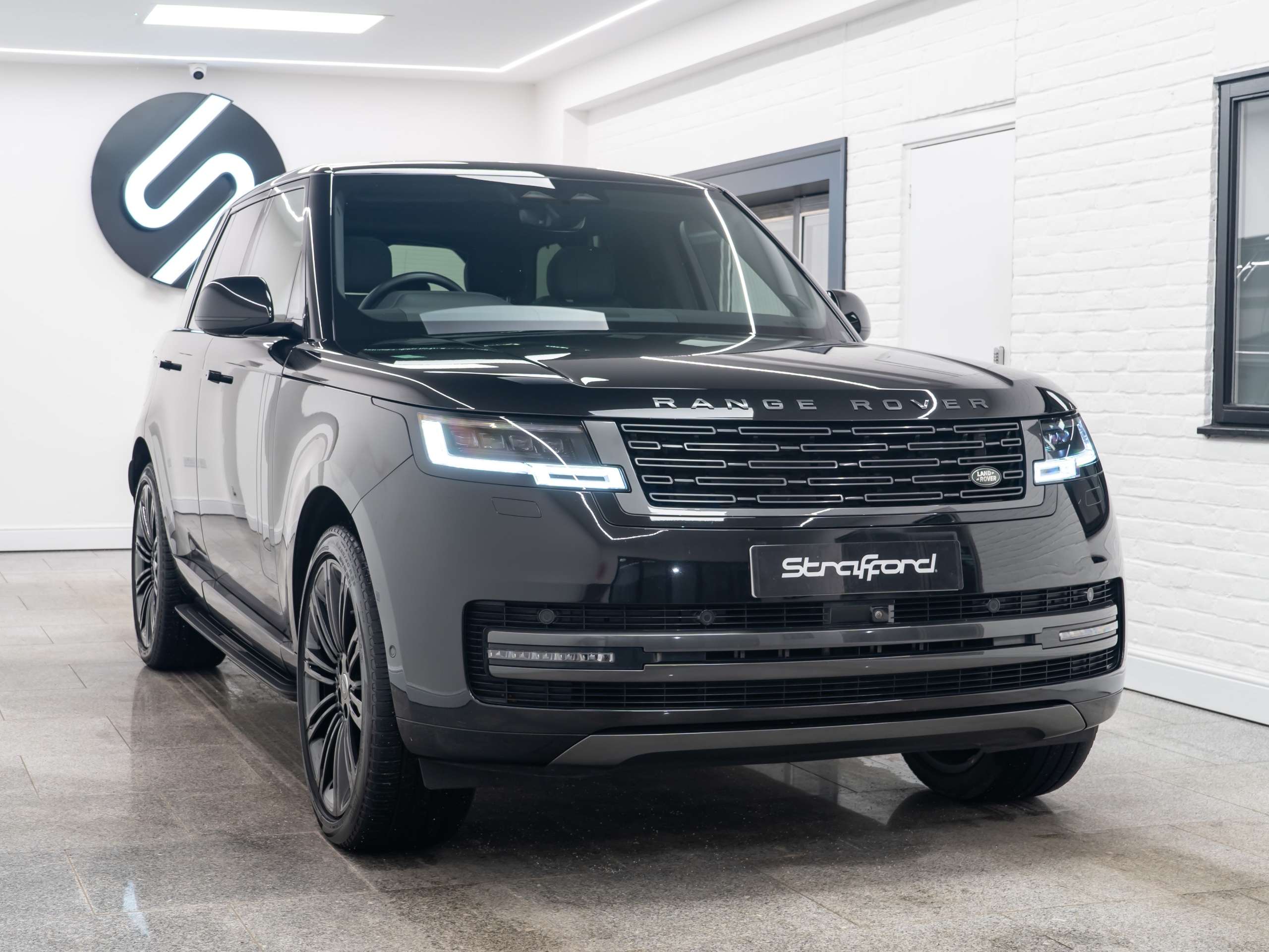 A 2024 LAND ROVER RANGE ROVER 3.0 D350 MHEV SE SUV 5dr Diesel Auto 4WD Euro 6 (s/s) (350 ps) A 2024 LAND ROVER RANGE ROVER 3.0 D350 MHEV SE SUV 5dr Diesel Auto 4WD Euro 6 (s/s) (350 ps)