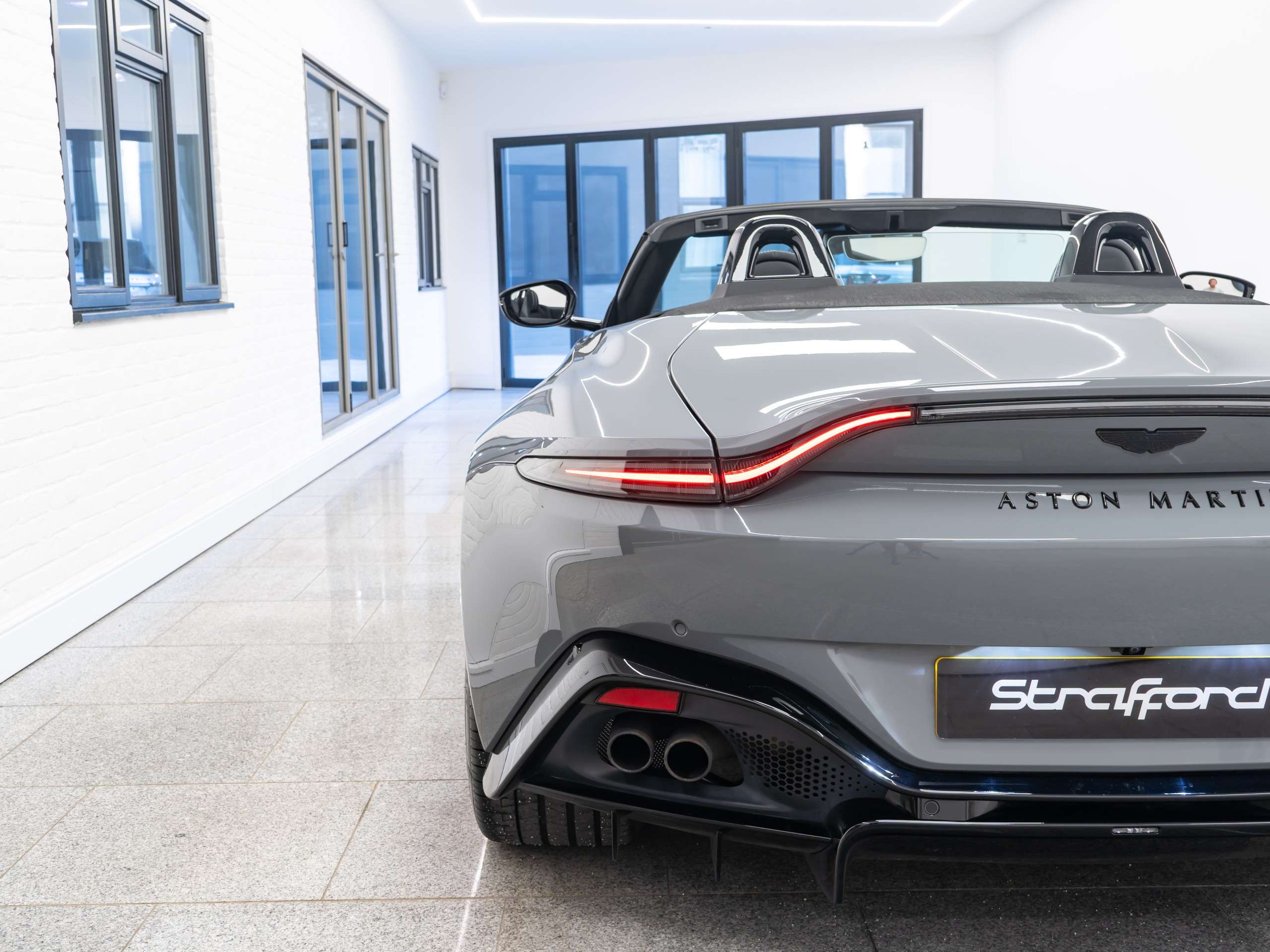 null ASTON MARTIN VANTAGE null ASTON MARTIN VANTAGE