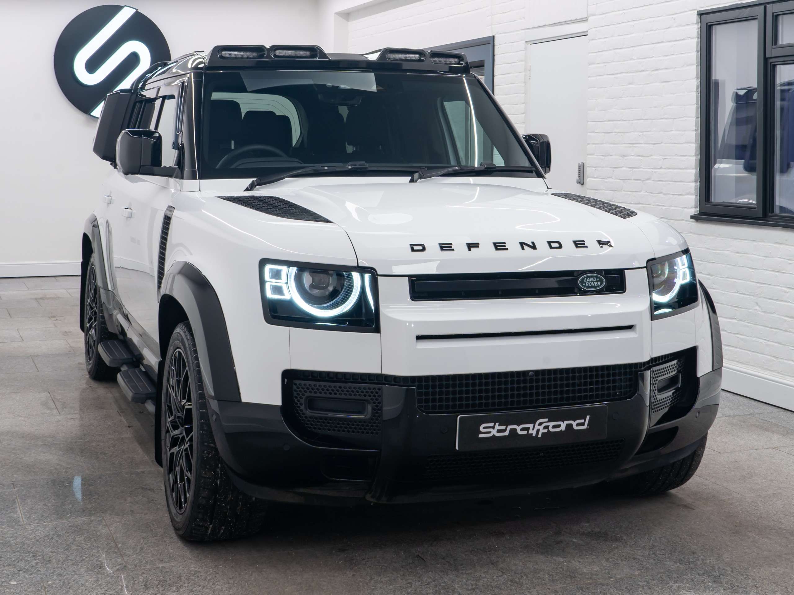 A 2025 LAND ROVER DEFENDER 110 3.0 D250 MHEV X-Dynamic SE SUV 5dr Diesel Auto 4WD Euro 6 (s/s) (250 ps) A 2025 LAND ROVER DEFENDER 110 3.0 D250 MHEV X-Dynamic SE SUV 5dr Diesel Auto 4WD Euro 6 (s/s) (250 ps)