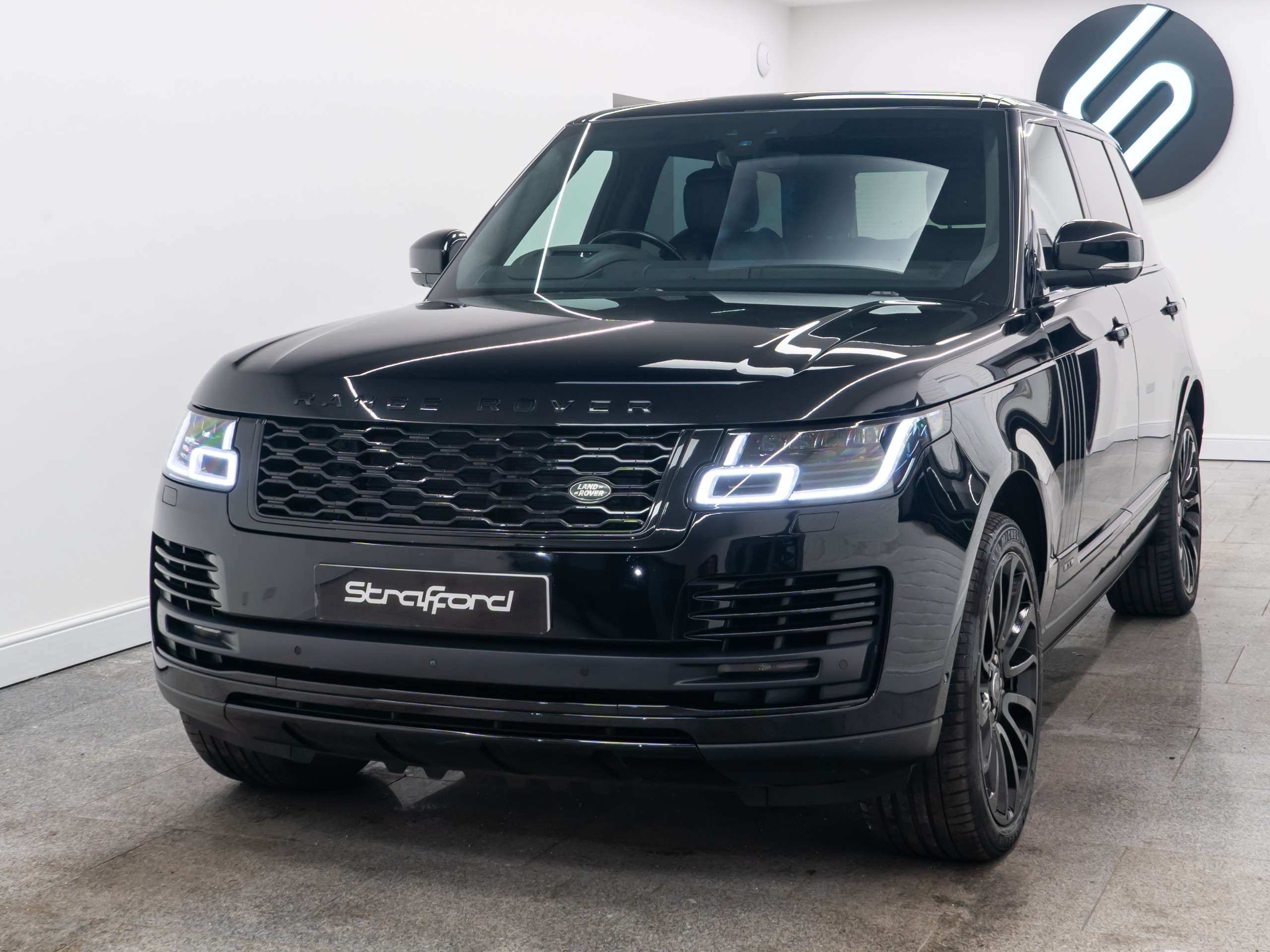 A 2018 LAND ROVER RANGE ROVER 4.4 SD V8 Autobiography SUV 5dr Diesel Auto 4WD Euro 6 (s/s) LWB (339 ps) A 2018 LAND ROVER RANGE ROVER 4.4 SD V8 Autobiography SUV 5dr Diesel Auto 4WD Euro 6 (s/s) LWB (339 ps)