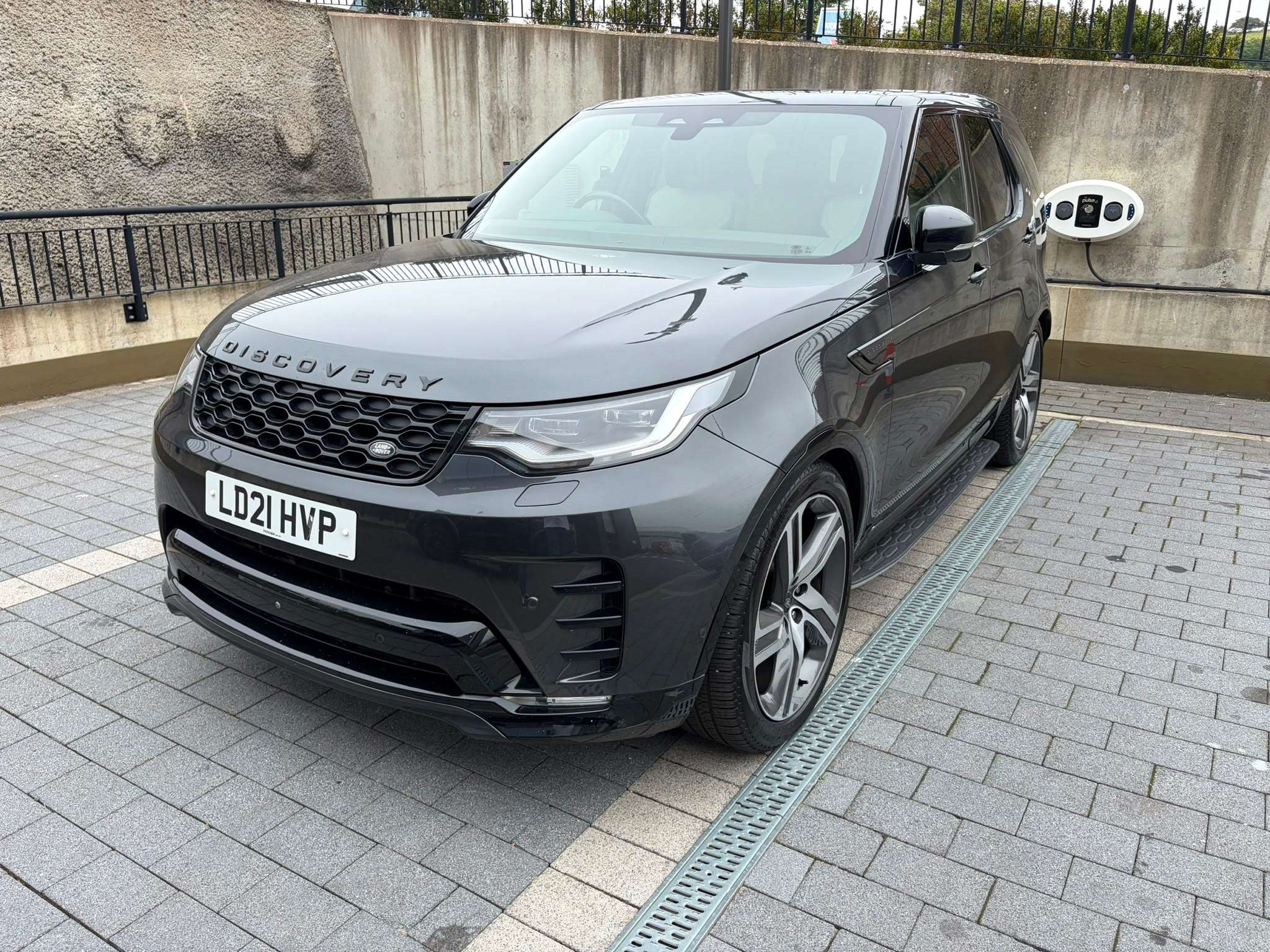 A 2021 LAND ROVER DISCOVERY 3.0 D300 MHEV R-Dynamic HSE SUV 5dr Diesel Auto 4WD Euro 6 (s/s) (300 ps) A 2021 LAND ROVER DISCOVERY 3.0 D300 MHEV R-Dynamic HSE SUV 5dr Diesel Auto 4WD Euro 6 (s/s) (300 ps)