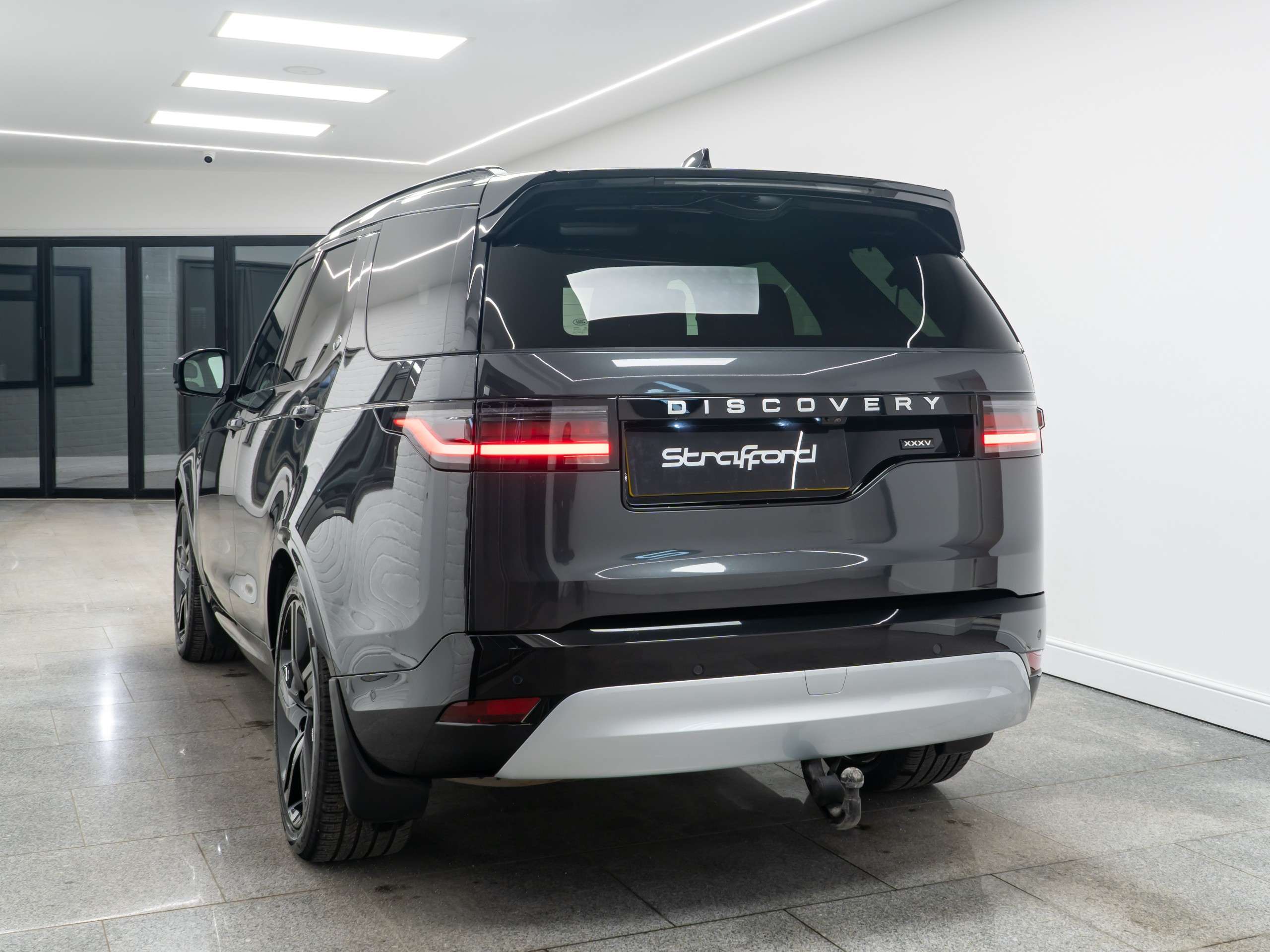 A 2025 LAND ROVER DISCOVERY 3.0 D350 MHEV 35th Anniversary Edition SUV 5dr Diesel Auto 4WD Euro 6 (s/s) (350 ps) A 2025 LAND ROVER DISCOVERY 3.0 D350 MHEV 35th Anniversary Edition SUV 5dr Diesel Auto 4WD Euro 6 (s/s) (350 ps)