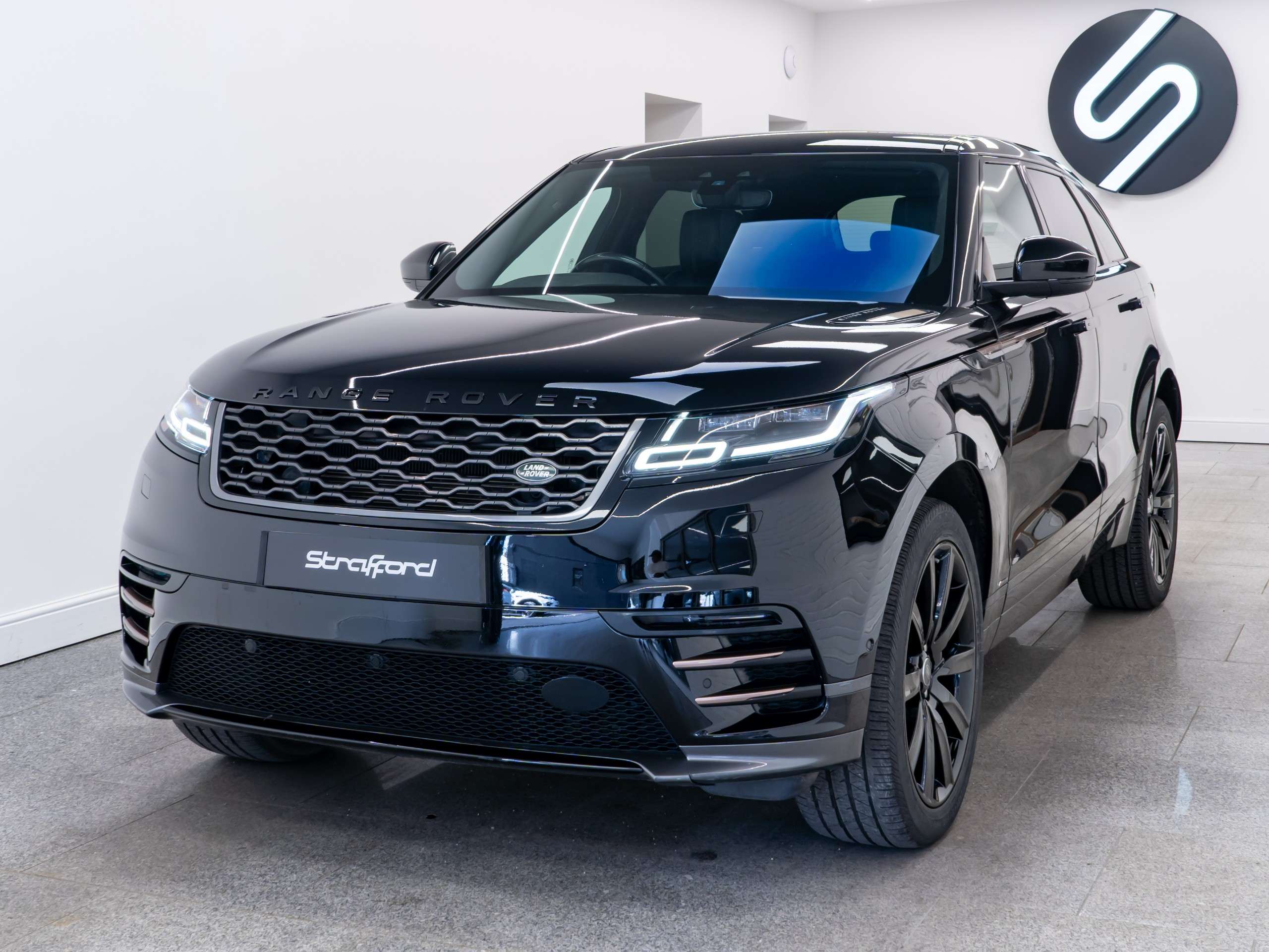 A 2018 LAND ROVER RANGE ROVER VELAR 2.0 P250 R-Dynamic HSE SUV 5dr Petrol Auto 4WD Euro 6 (s/s) (250 ps) A 2018 LAND ROVER RANGE ROVER VELAR 2.0 P250 R-Dynamic HSE SUV 5dr Petrol Auto 4WD Euro 6 (s/s) (250 ps)