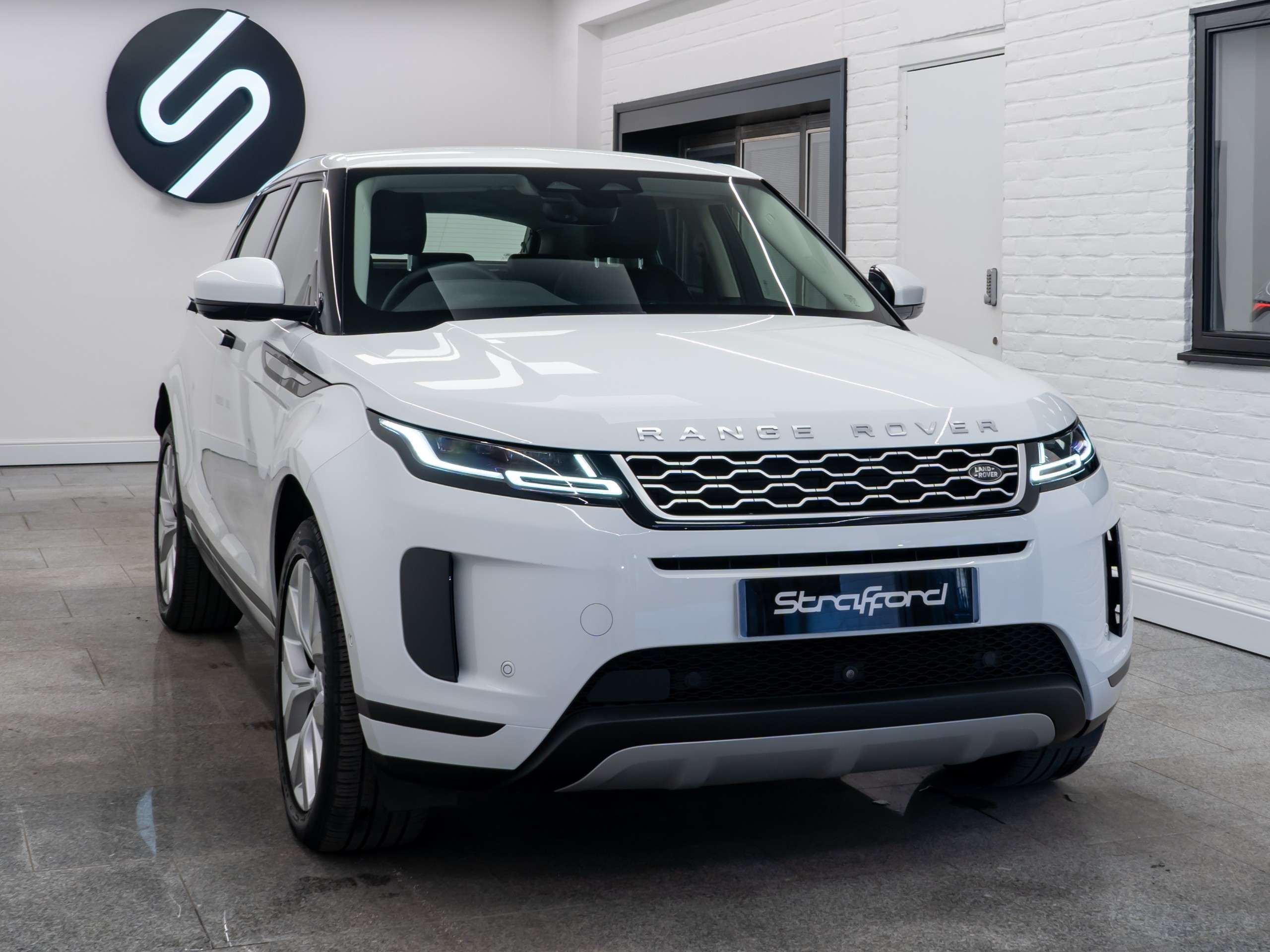 A 2021 LAND ROVER RANGE ROVER EVOQUE 1.5 P300e 12.2kWh SE SUV 5dr Petrol Plug-in Hybrid Auto 4WD Euro 6 (s/s) (309 ps) A 2021 LAND ROVER RANGE ROVER EVOQUE 1.5 P300e 12.2kWh SE SUV 5dr Petrol Plug-in Hybrid Auto 4WD Euro 6 (s/s) (309 ps)