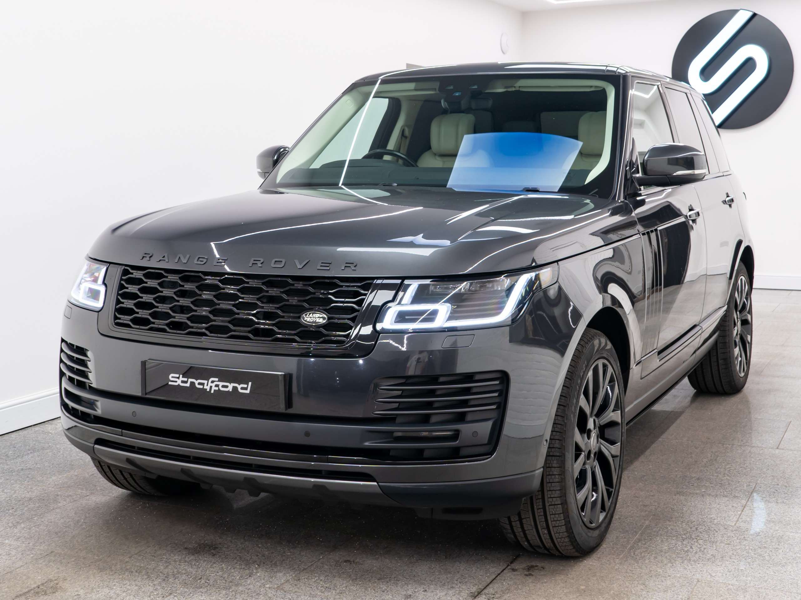 A 2020 LAND ROVER RANGE ROVER 3.0 SD V6 Vogue SE SUV 5dr Diesel Auto 4WD Euro 6 (s/s) (275 ps) A 2020 LAND ROVER RANGE ROVER 3.0 SD V6 Vogue SE SUV 5dr Diesel Auto 4WD Euro 6 (s/s) (275 ps)