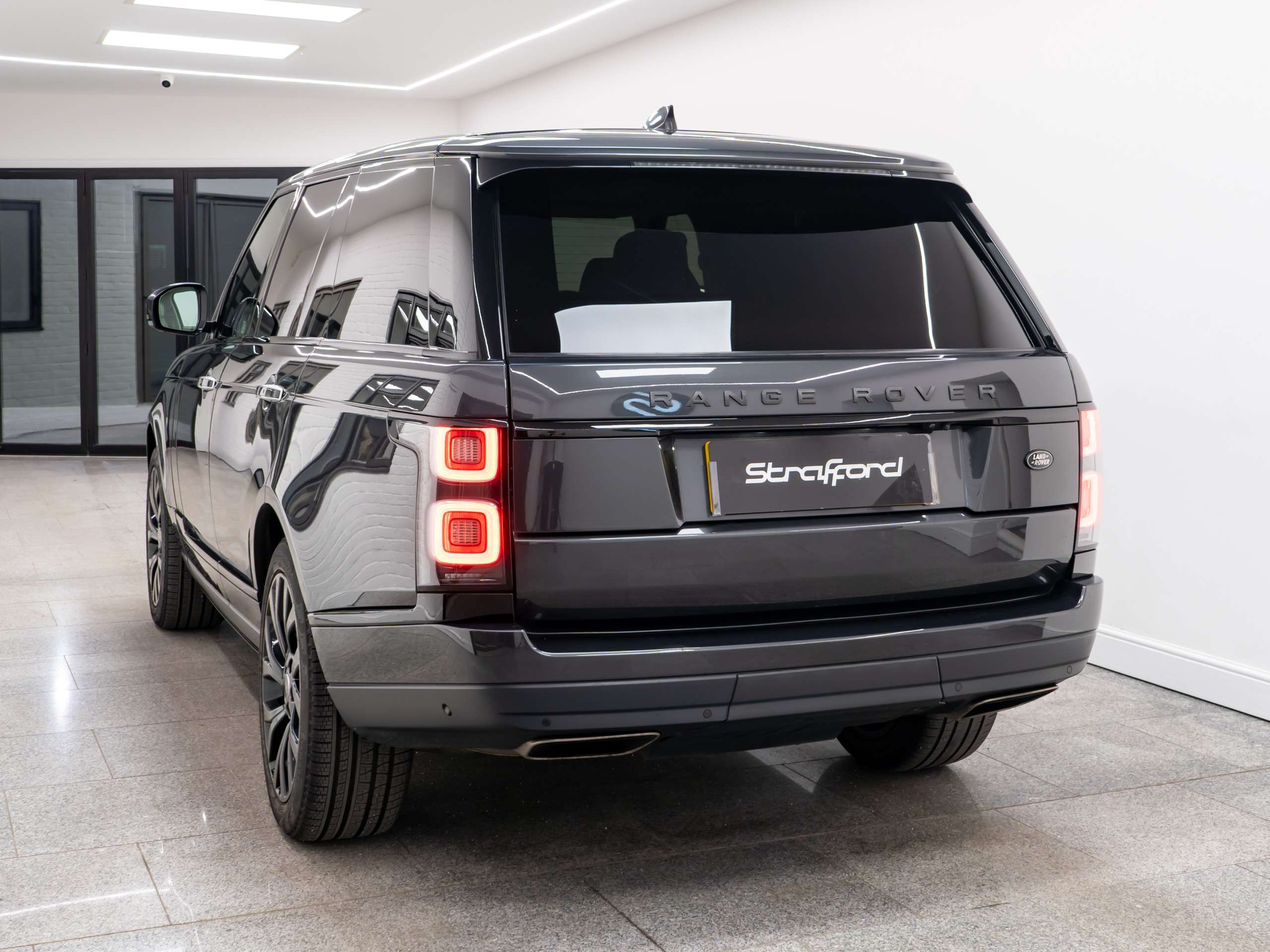 A 2020 LAND ROVER RANGE ROVER 3.0 SD V6 Vogue SE SUV 5dr Diesel Auto 4WD Euro 6 (s/s) (275 ps) A 2020 LAND ROVER RANGE ROVER 3.0 SD V6 Vogue SE SUV 5dr Diesel Auto 4WD Euro 6 (s/s) (275 ps)