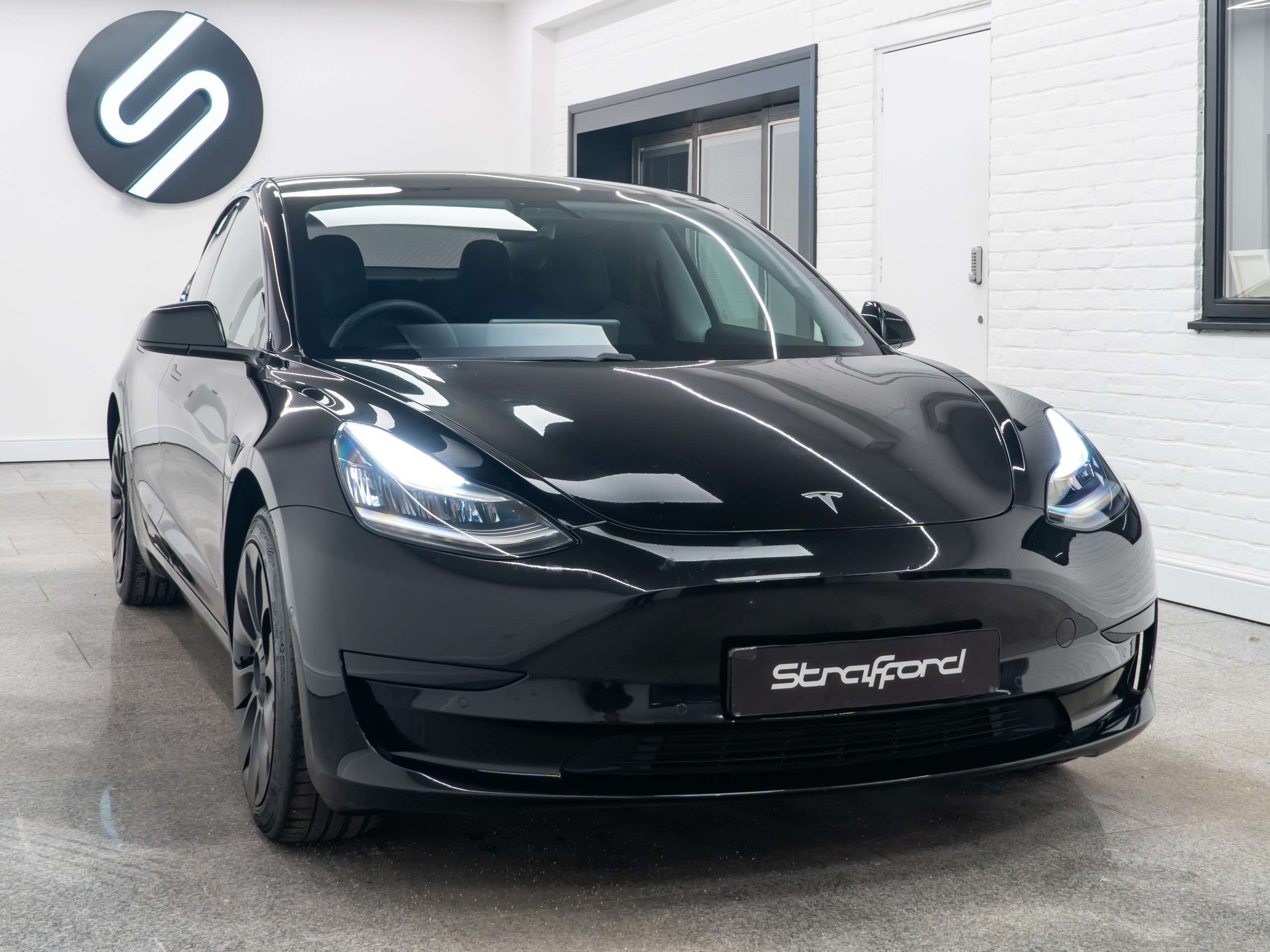 A 2019 TESLA MODEL 3 Standard Range Plus Saloon 4dr Electric Auto RWD (241 bhp) A 2019 TESLA MODEL 3 Standard Range Plus Saloon 4dr Electric Auto RWD (241 bhp)