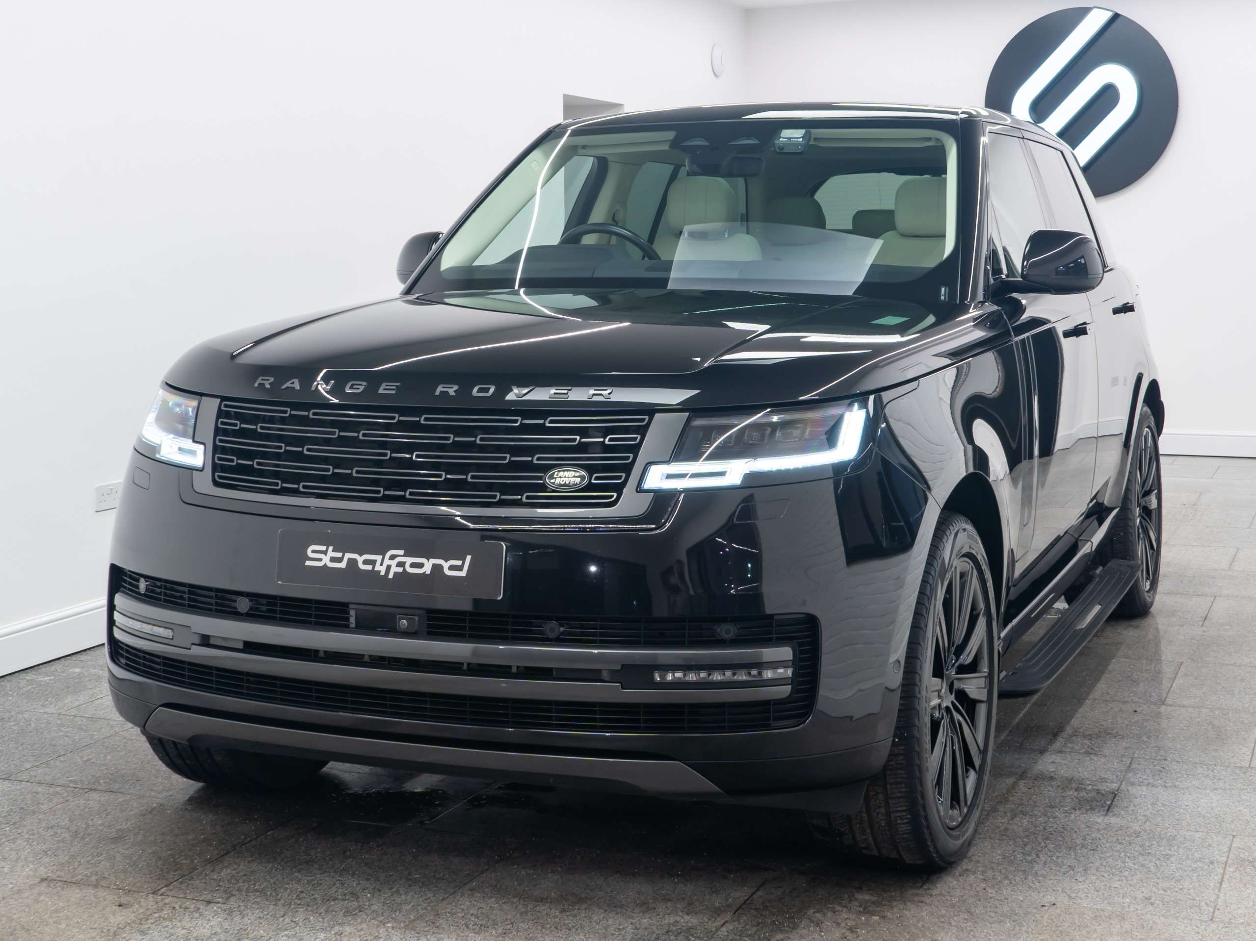 A 2023 LAND ROVER RANGE ROVER 3.0 P440e 38.2kWh SE SUV 5dr Petrol Plug-in Hybrid Auto 4WD Euro 6 (s/s) (440 ps) A 2023 LAND ROVER RANGE ROVER 3.0 P440e 38.2kWh SE SUV 5dr Petrol Plug-in Hybrid Auto 4WD Euro 6 (s/s) (440 ps)