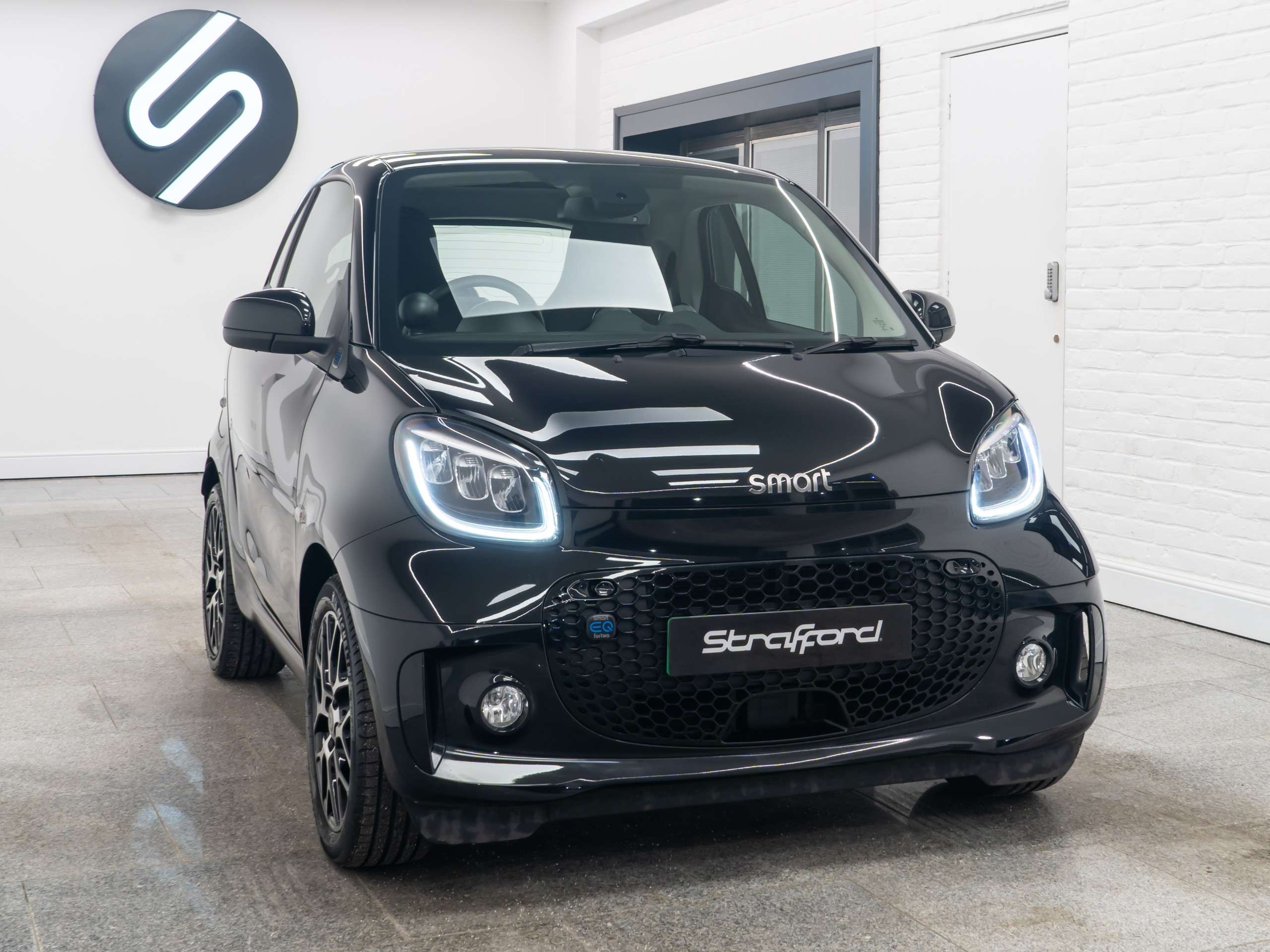 A 2022 SMART FORTWO 17.6kWh Prime Exclusive Coupe 2dr Electric Auto (22kW Charger) (82 ps) A 2022 SMART FORTWO 17.6kWh Prime Exclusive Coupe 2dr Electric Auto (22kW Charger) (82 ps)