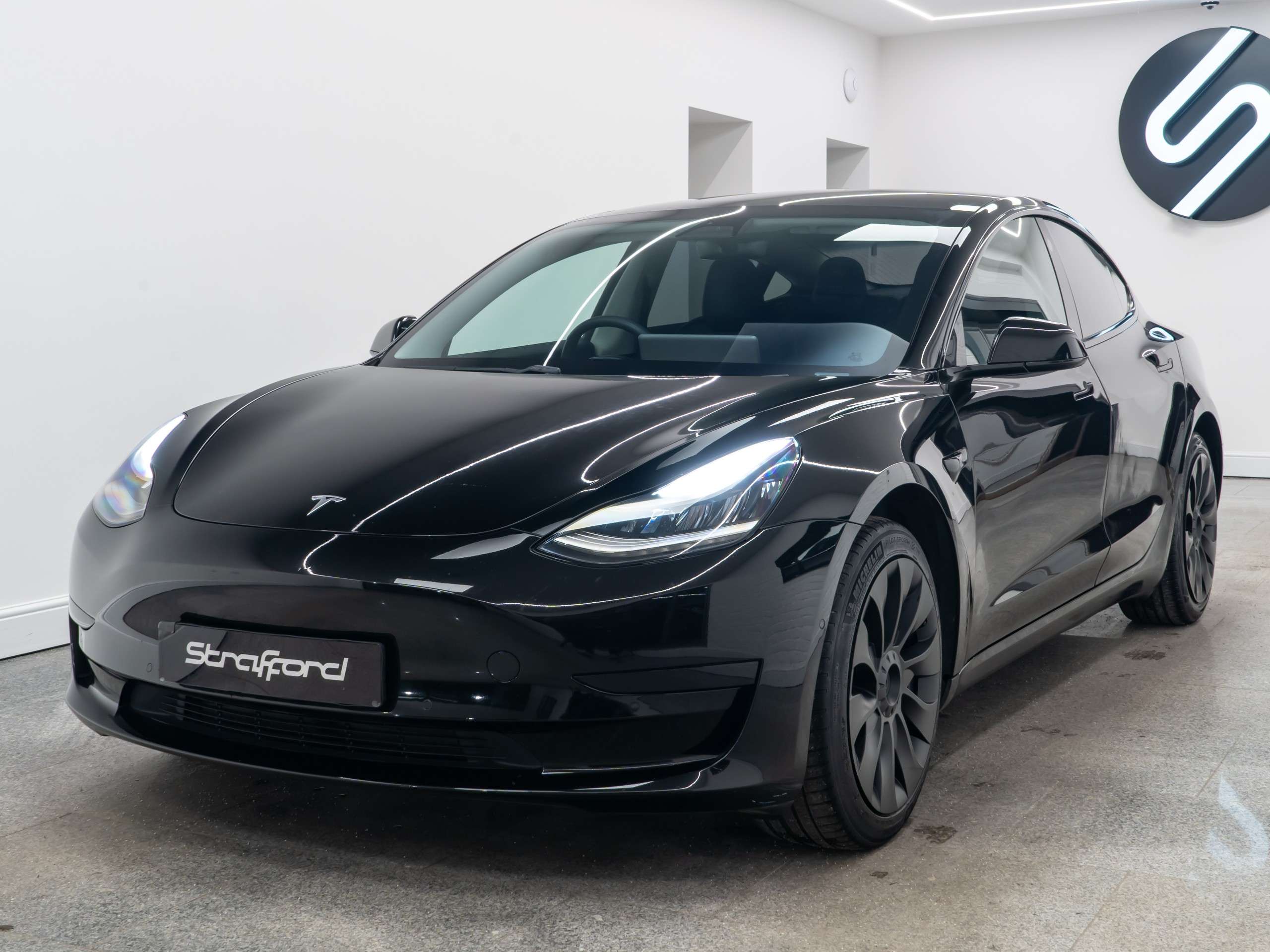 A 2019 TESLA MODEL 3 Standard Range Plus Saloon 4dr Electric Auto RWD (241 bhp) A 2019 TESLA MODEL 3 Standard Range Plus Saloon 4dr Electric Auto RWD (241 bhp)