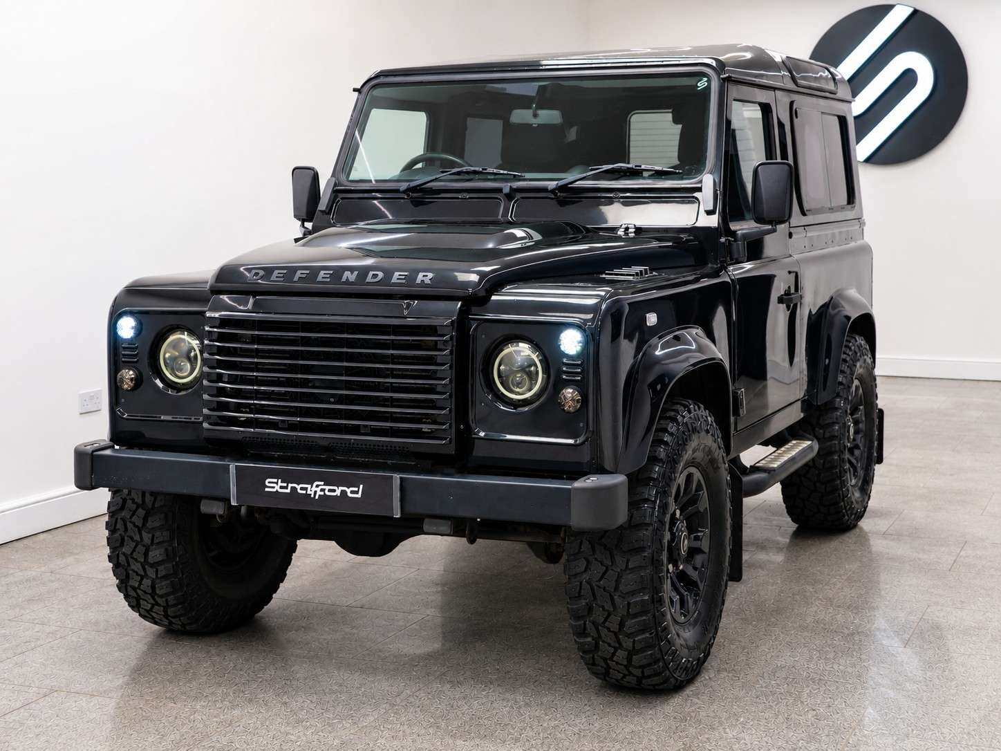 A 2014 LAND ROVER DEFENDER 90 2.2 TDCi XS Station Wagon Double Cab 3dr Diesel Manual 4WD SWB Euro 5 (122 ps) A 2014 LAND ROVER DEFENDER 90 2.2 TDCi XS Station Wagon Double Cab 3dr Diesel Manual 4WD SWB Euro 5 (122 ps)