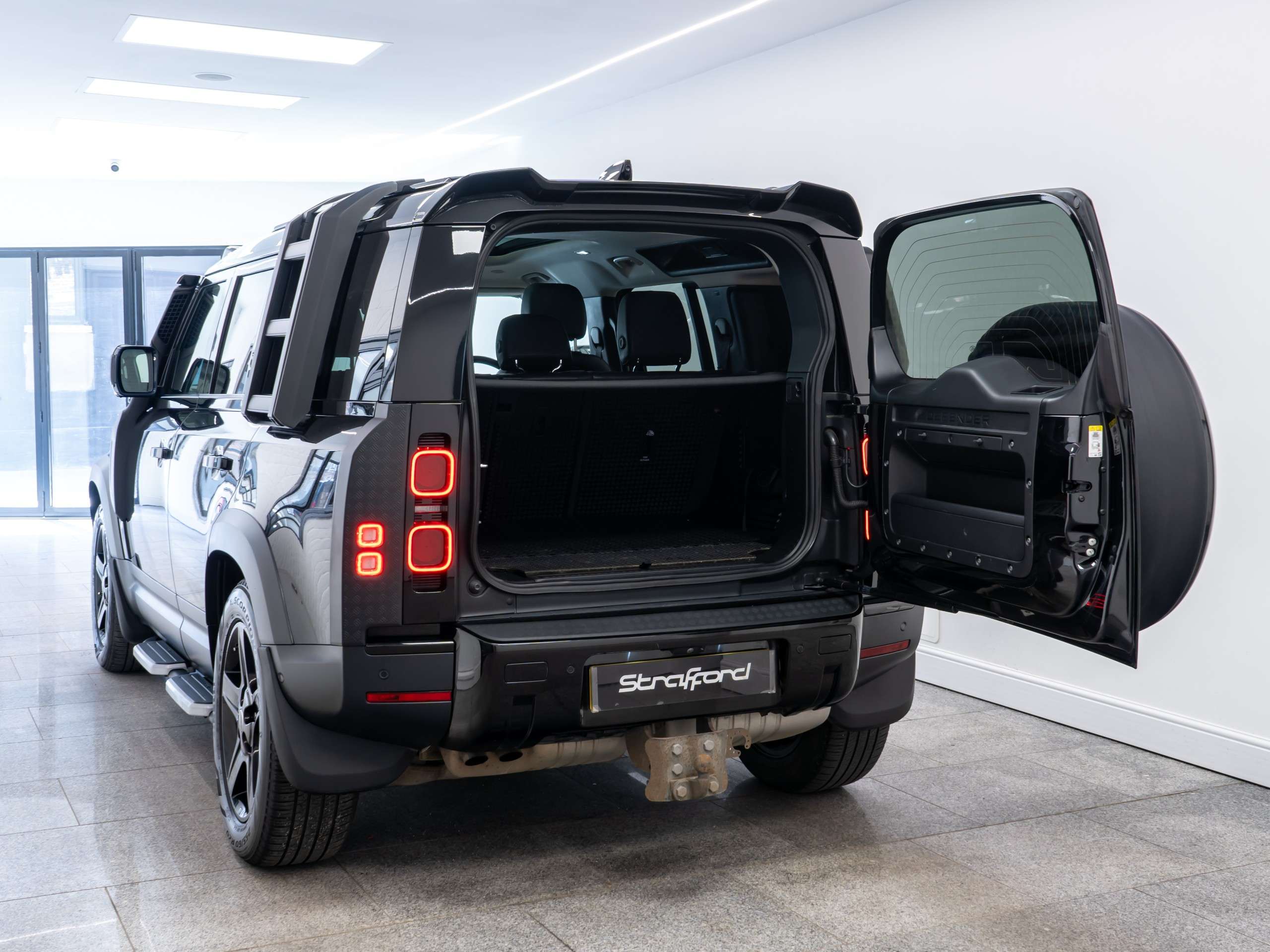 A 2020 LAND ROVER DEFENDER 110 2.0 SD4 SE SUV 5dr Diesel Auto 4WD Euro 6 (s/s) (240 ps) A 2020 LAND ROVER DEFENDER 110 2.0 SD4 SE SUV 5dr Diesel Auto 4WD Euro 6 (s/s) (240 ps)