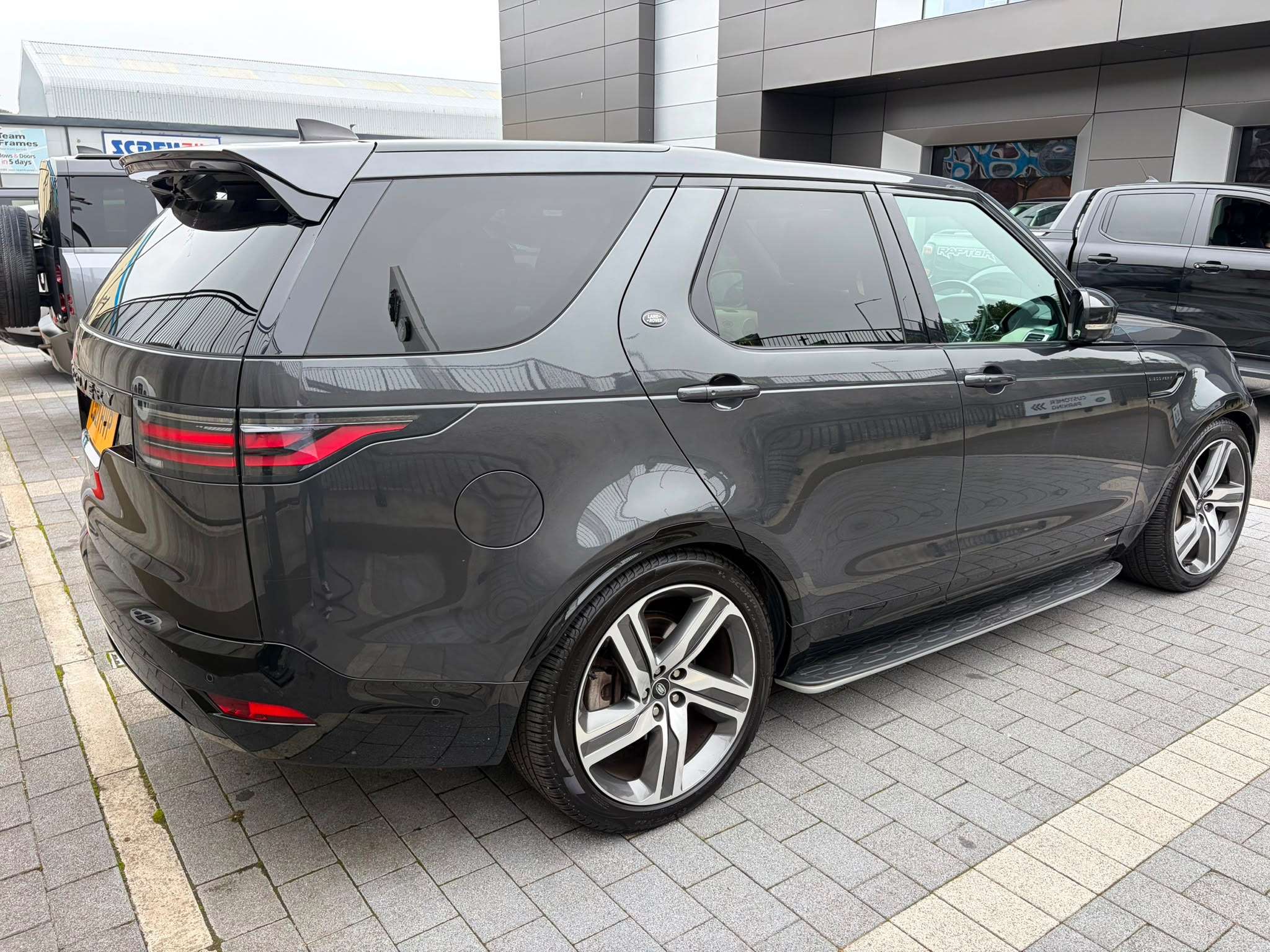 A 2021 LAND ROVER DISCOVERY 3.0 D300 MHEV R-Dynamic HSE SUV 5dr Diesel Auto 4WD Euro 6 (s/s) (300 ps) A 2021 LAND ROVER DISCOVERY 3.0 D300 MHEV R-Dynamic HSE SUV 5dr Diesel Auto 4WD Euro 6 (s/s) (300 ps)