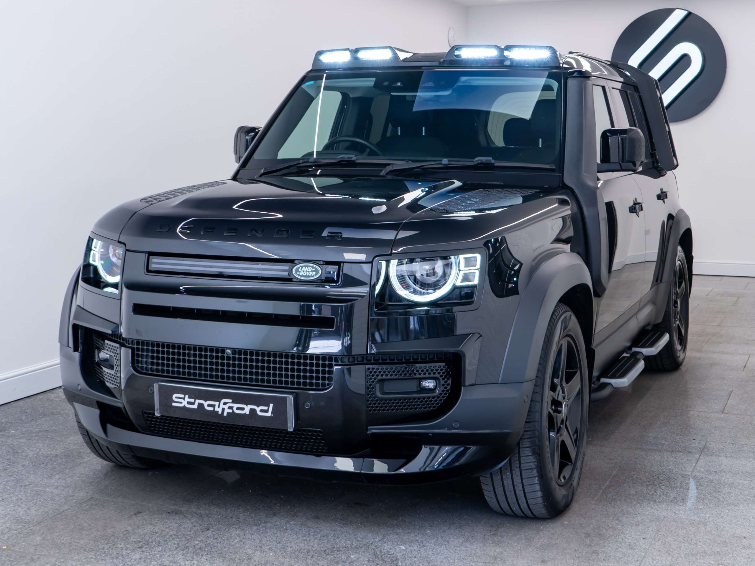 A 2020 LAND ROVER DEFENDER 110 2.0 SD4 SE SUV 5dr Diesel Auto 4WD Euro 6 (s/s) (240 ps) A 2020 LAND ROVER DEFENDER 110 2.0 SD4 SE SUV 5dr Diesel Auto 4WD Euro 6 (s/s) (240 ps)