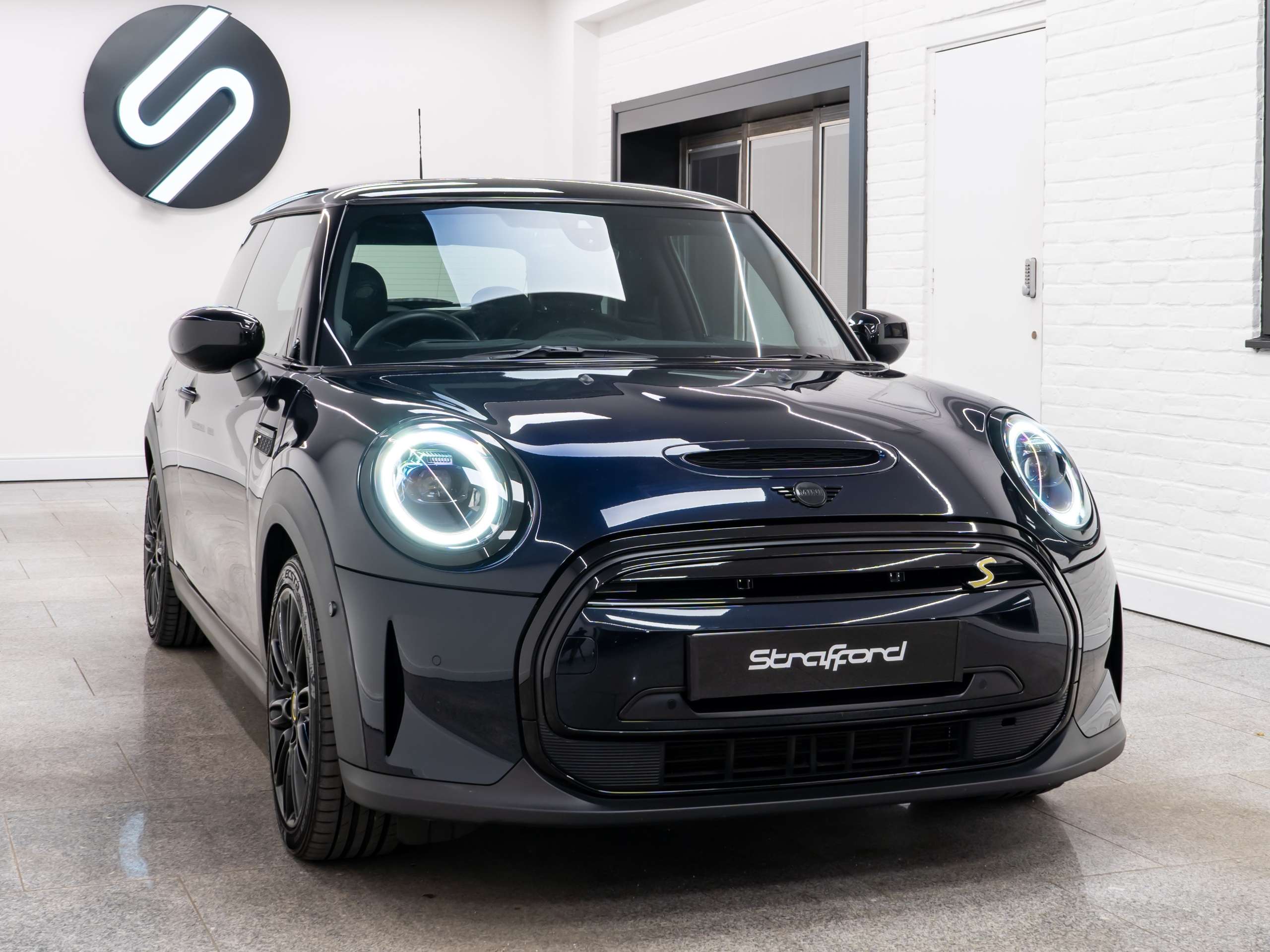 A 2021 MINI ELECTRIC COOPER Cooper SE 32.6kWh Level 3 Hatchback 3dr Electric Auto (184 ps) A 2021 MINI ELECTRIC COOPER Cooper SE 32.6kWh Level 3 Hatchback 3dr Electric Auto (184 ps)