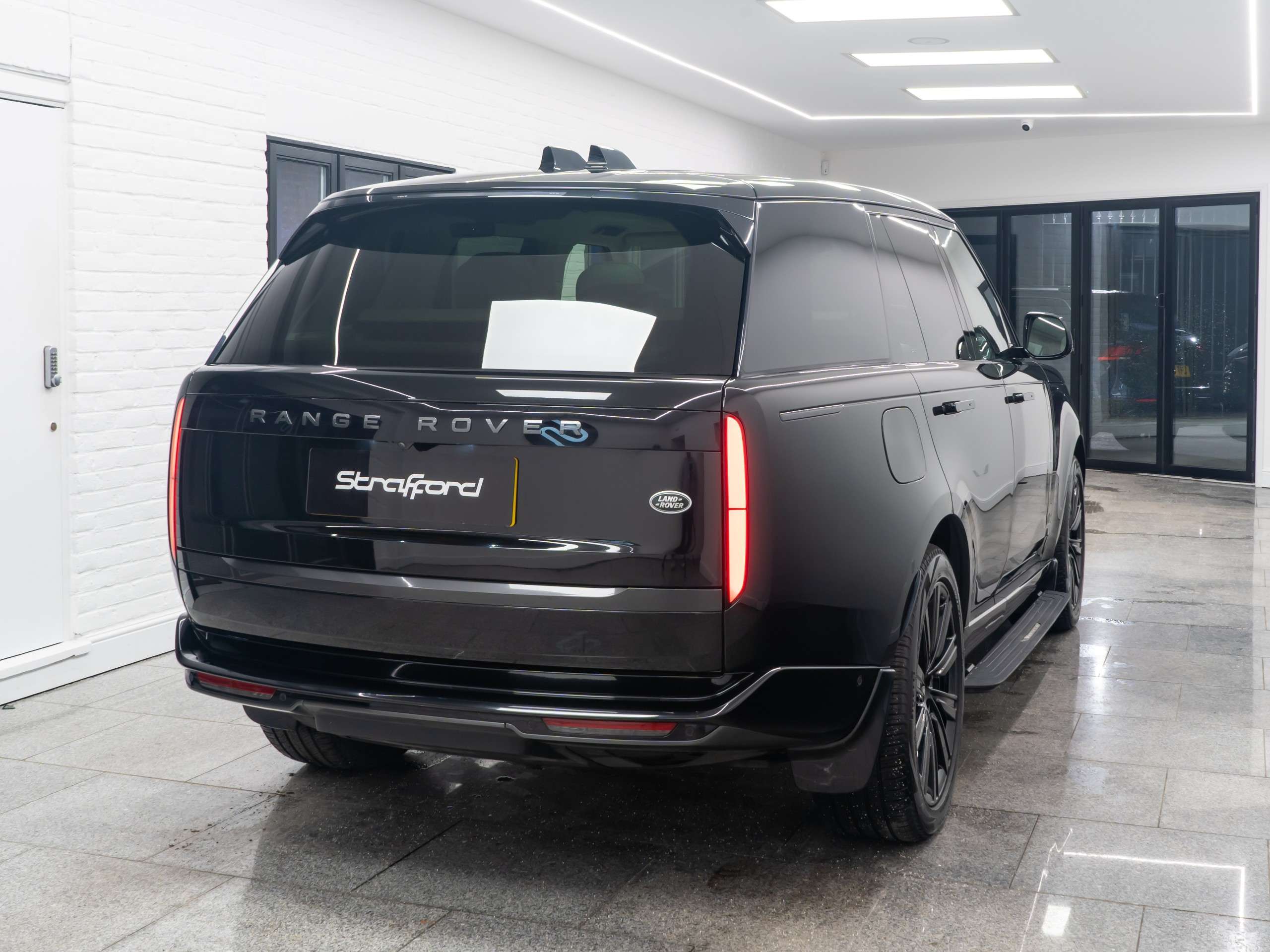 A 2023 LAND ROVER RANGE ROVER 3.0 P440e 38.2kWh SE SUV 5dr Petrol Plug-in Hybrid Auto 4WD Euro 6 (s/s) (440 ps) A 2023 LAND ROVER RANGE ROVER 3.0 P440e 38.2kWh SE SUV 5dr Petrol Plug-in Hybrid Auto 4WD Euro 6 (s/s) (440 ps)