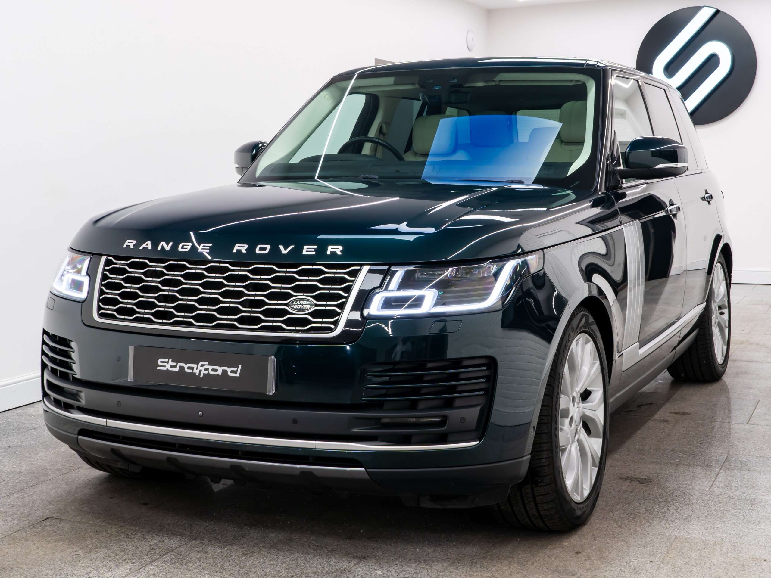 A 2020 LAND ROVER RANGE ROVER 3.0 SD V6 Vogue SE SUV 5dr Diesel Auto 4WD Euro 6 (s/s) (275 ps) A 2020 LAND ROVER RANGE ROVER 3.0 SD V6 Vogue SE SUV 5dr Diesel Auto 4WD Euro 6 (s/s) (275 ps)