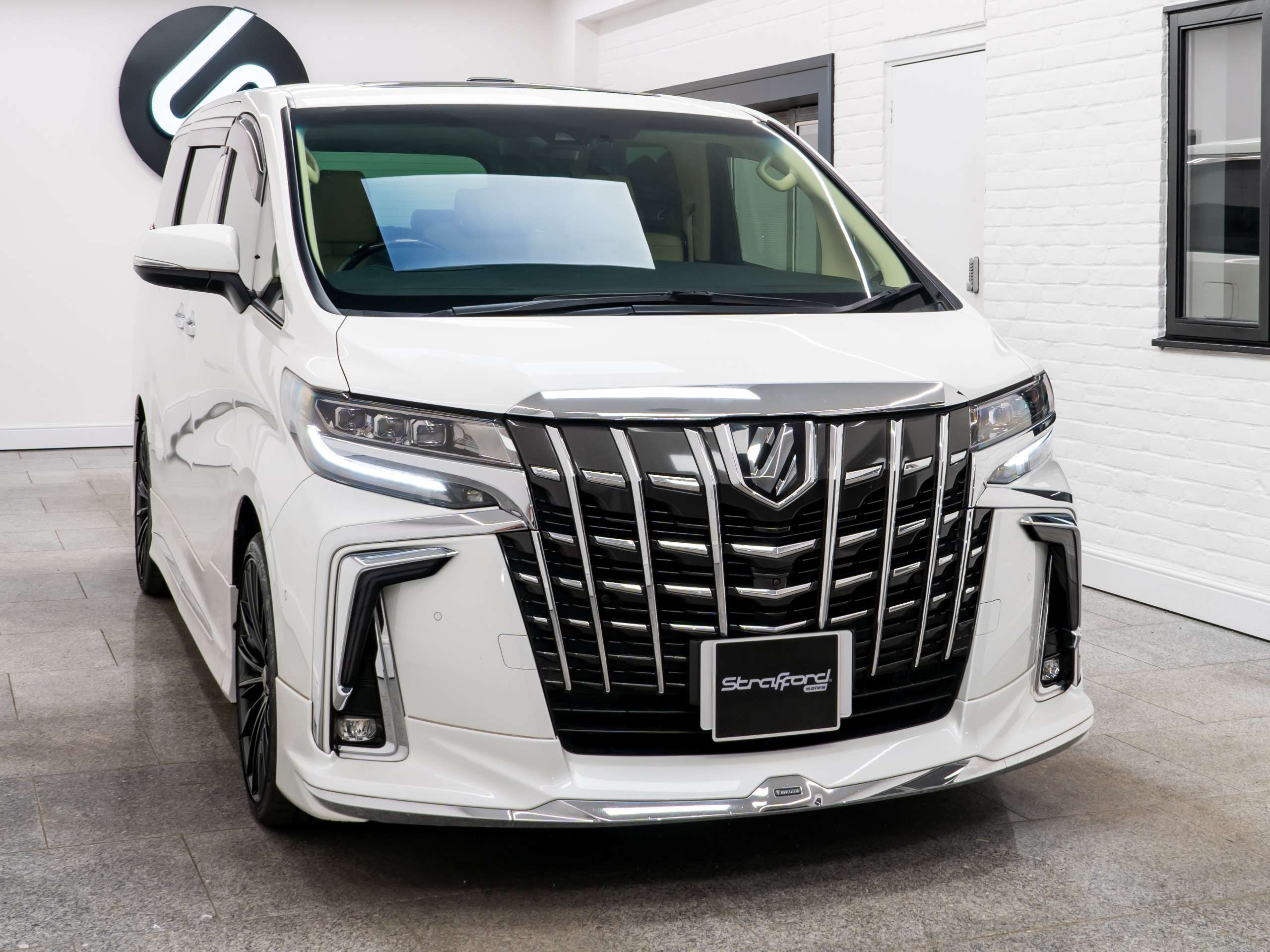 A 2022 TOYOTA ALPHARD Executive Lounge 3.5 V6 Auto A 2022 TOYOTA ALPHARD Executive Lounge 3.5 V6 Auto