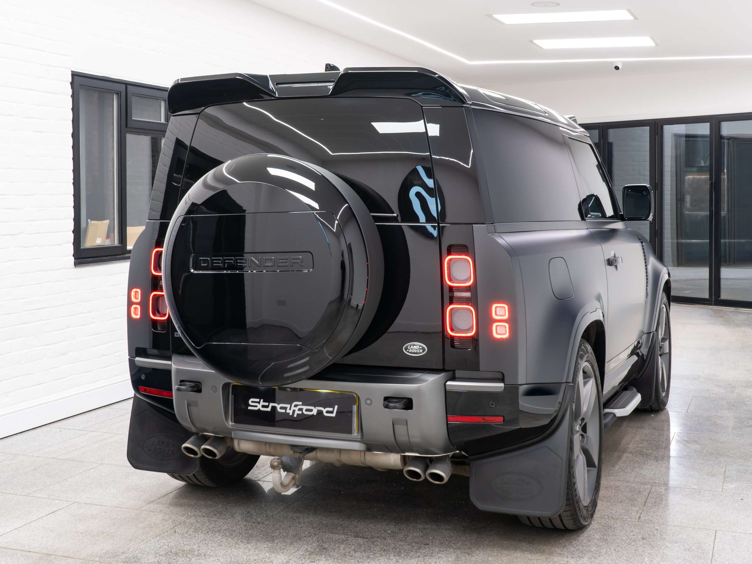 A 2022 LAND ROVER DEFENDER 90 5.0 P525 V8 Carpathian Edition SUV 3dr Petrol Auto 4WD Euro 6 (s/s) (525 ps) A 2022 LAND ROVER DEFENDER 90 5.0 P525 V8 Carpathian Edition SUV 3dr Petrol Auto 4WD Euro 6 (s/s) (525 ps)