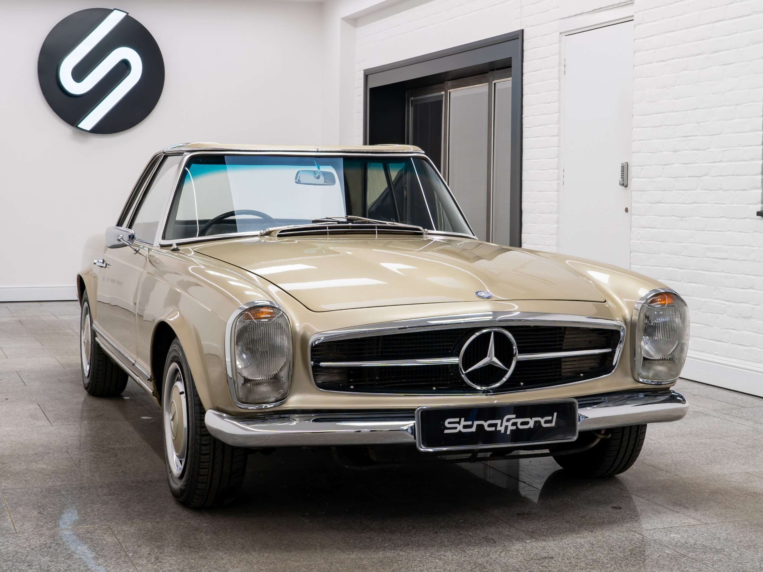 A 1967 MERCEDES-BENZ 250 SL Pagoda (W113) A 1967 MERCEDES-BENZ 250 SL Pagoda (W113)