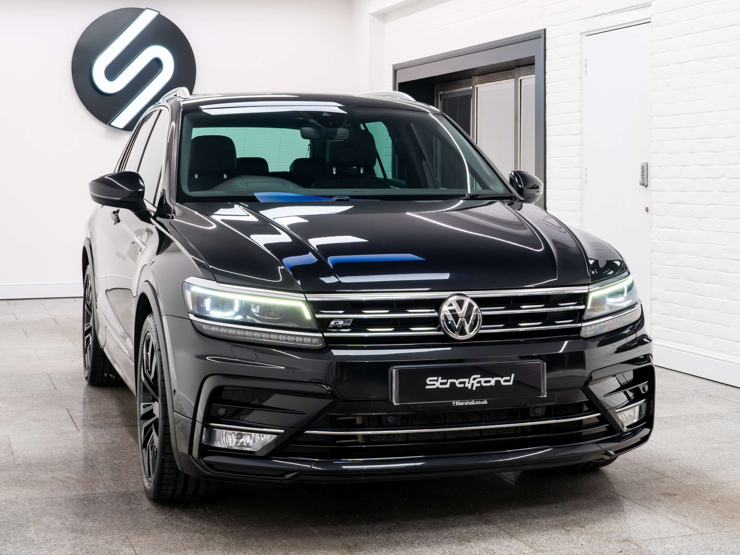 A 2016 VOLKSWAGEN TIGUAN 2.0 TDI BlueMotion Tech R-Line SUV 5dr Diesel DSG 4Motion Euro 6 (s/s) (150 ps) A 2016 VOLKSWAGEN TIGUAN 2.0 TDI BlueMotion Tech R-Line SUV 5dr Diesel DSG 4Motion Euro 6 (s/s) (150 ps)