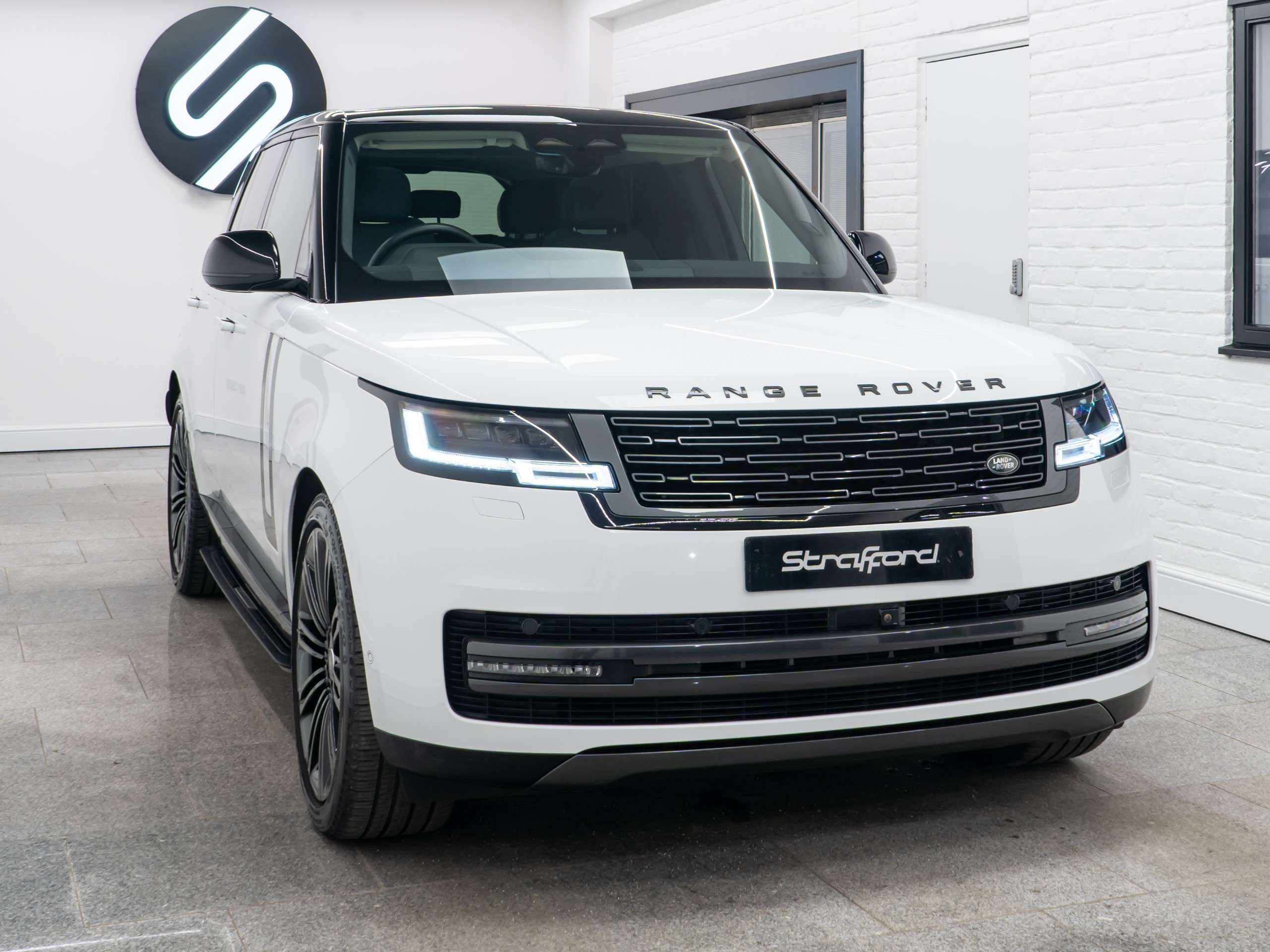 A 2024 LAND ROVER RANGE ROVER 3.0 D300 MHEV SE SUV 5dr Diesel Auto 4WD Euro 6 (s/s) (300 ps) A 2024 LAND ROVER RANGE ROVER 3.0 D300 MHEV SE SUV 5dr Diesel Auto 4WD Euro 6 (s/s) (300 ps)