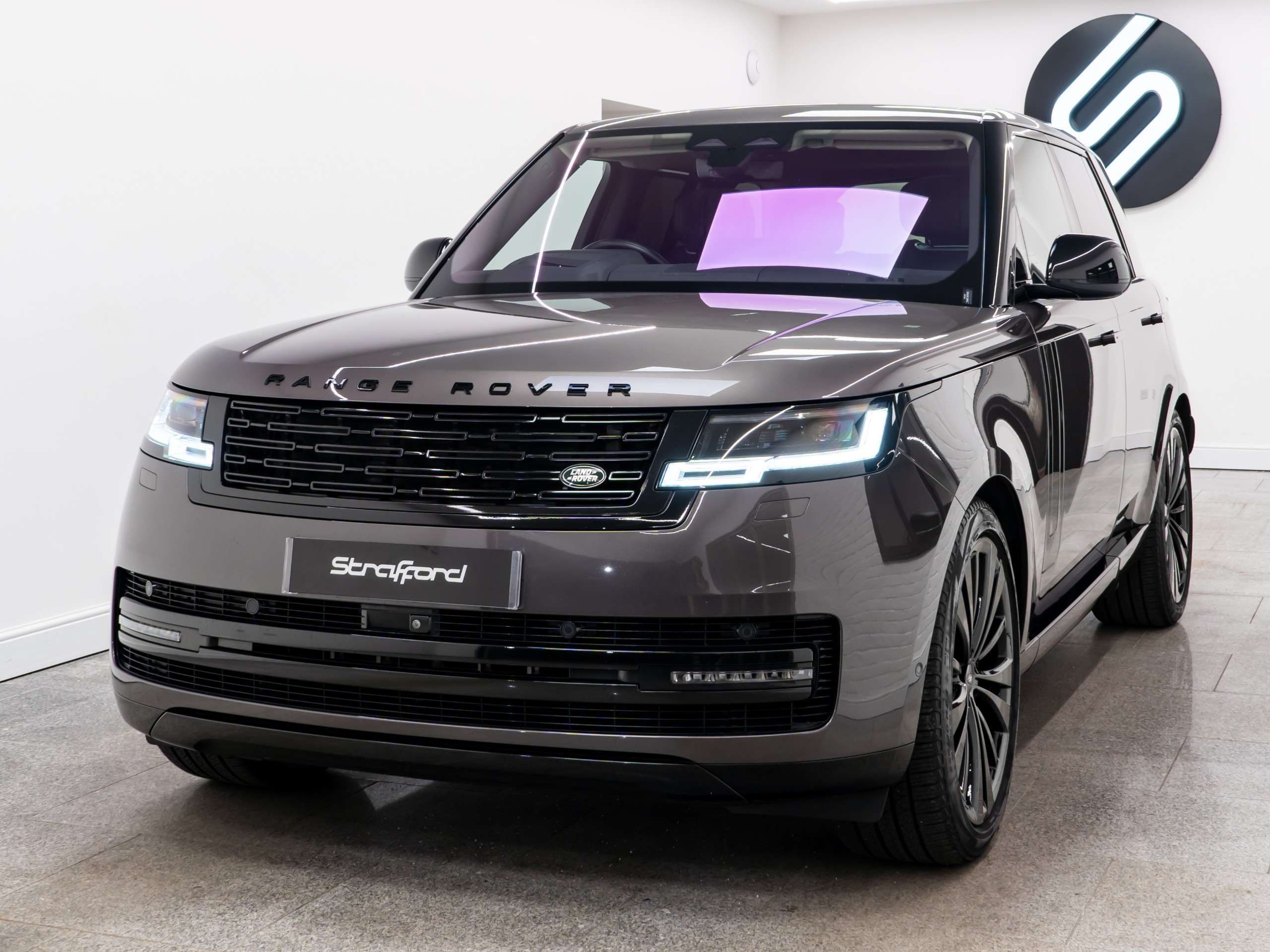 A 2022 LAND ROVER RANGE ROVER 4.4 P530 V8 First Edition SUV 5dr Petrol Auto 4WD Euro 6 (s/s) (530 ps) A 2022 LAND ROVER RANGE ROVER 4.4 P530 V8 First Edition SUV 5dr Petrol Auto 4WD Euro 6 (s/s) (530 ps)
