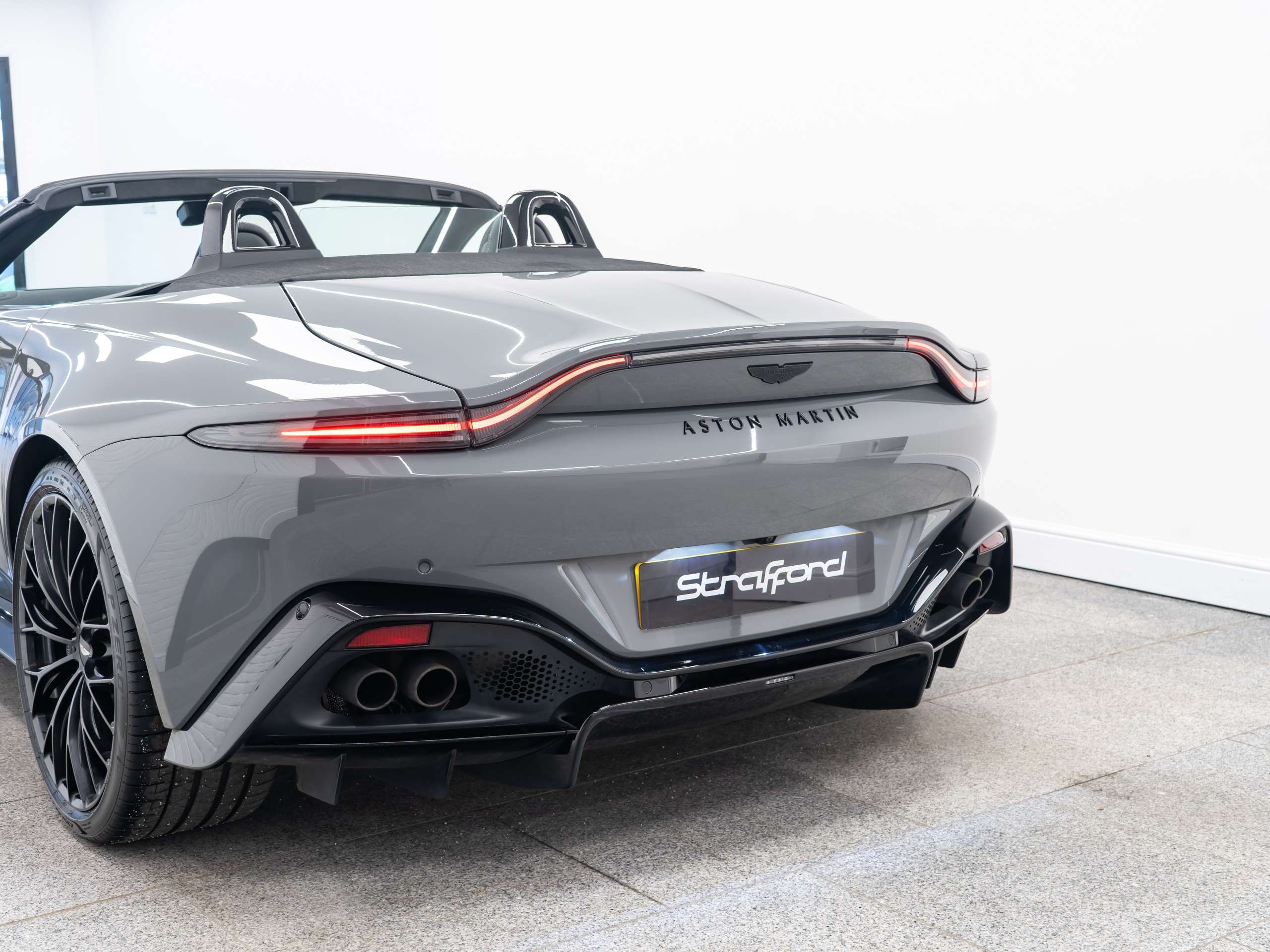 null ASTON MARTIN VANTAGE null ASTON MARTIN VANTAGE