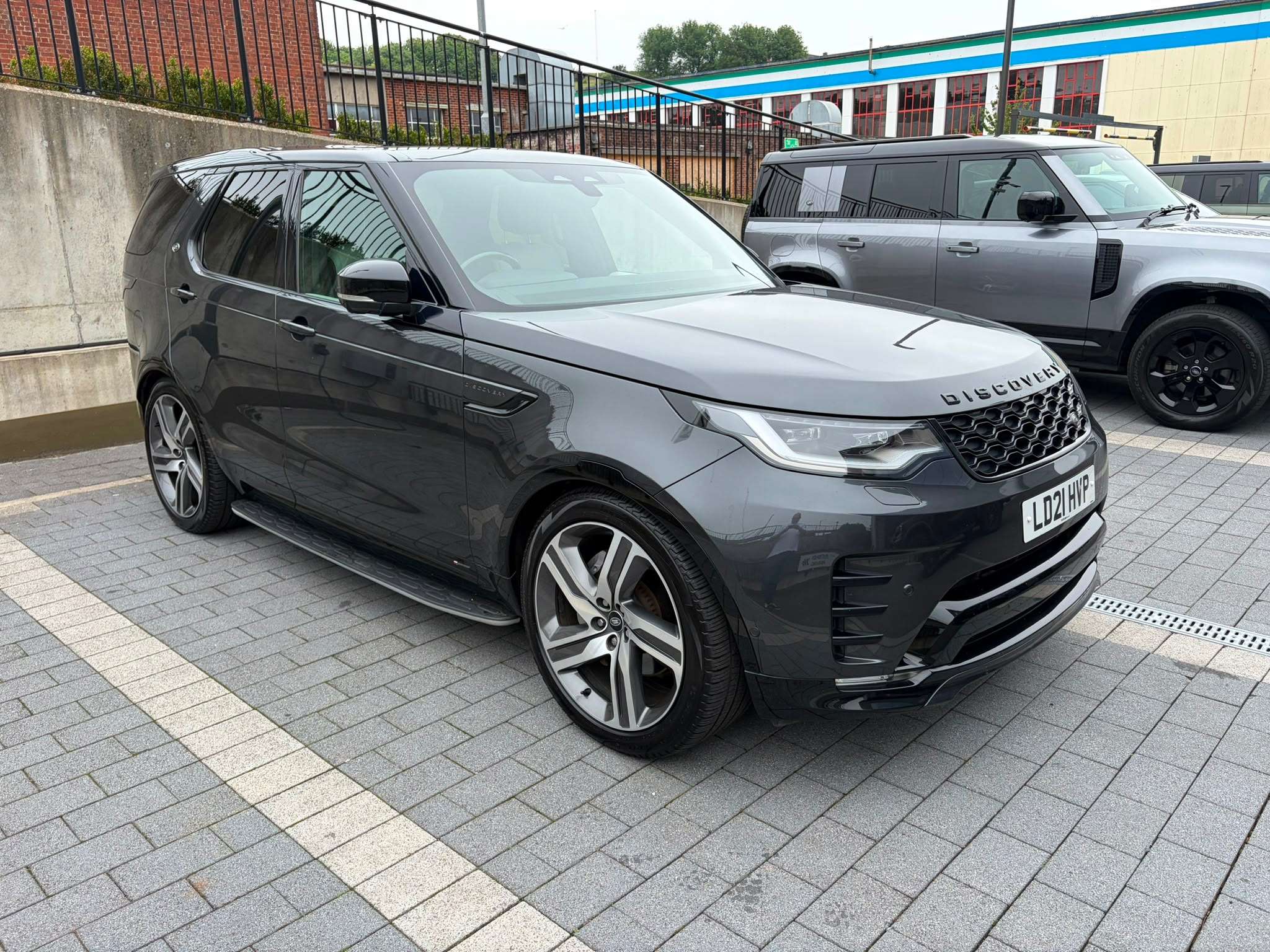 A 2021 LAND ROVER DISCOVERY 3.0 D300 MHEV R-Dynamic HSE SUV 5dr Diesel Auto 4WD Euro 6 (s/s) (300 ps) A 2021 LAND ROVER DISCOVERY 3.0 D300 MHEV R-Dynamic HSE SUV 5dr Diesel Auto 4WD Euro 6 (s/s) (300 ps)