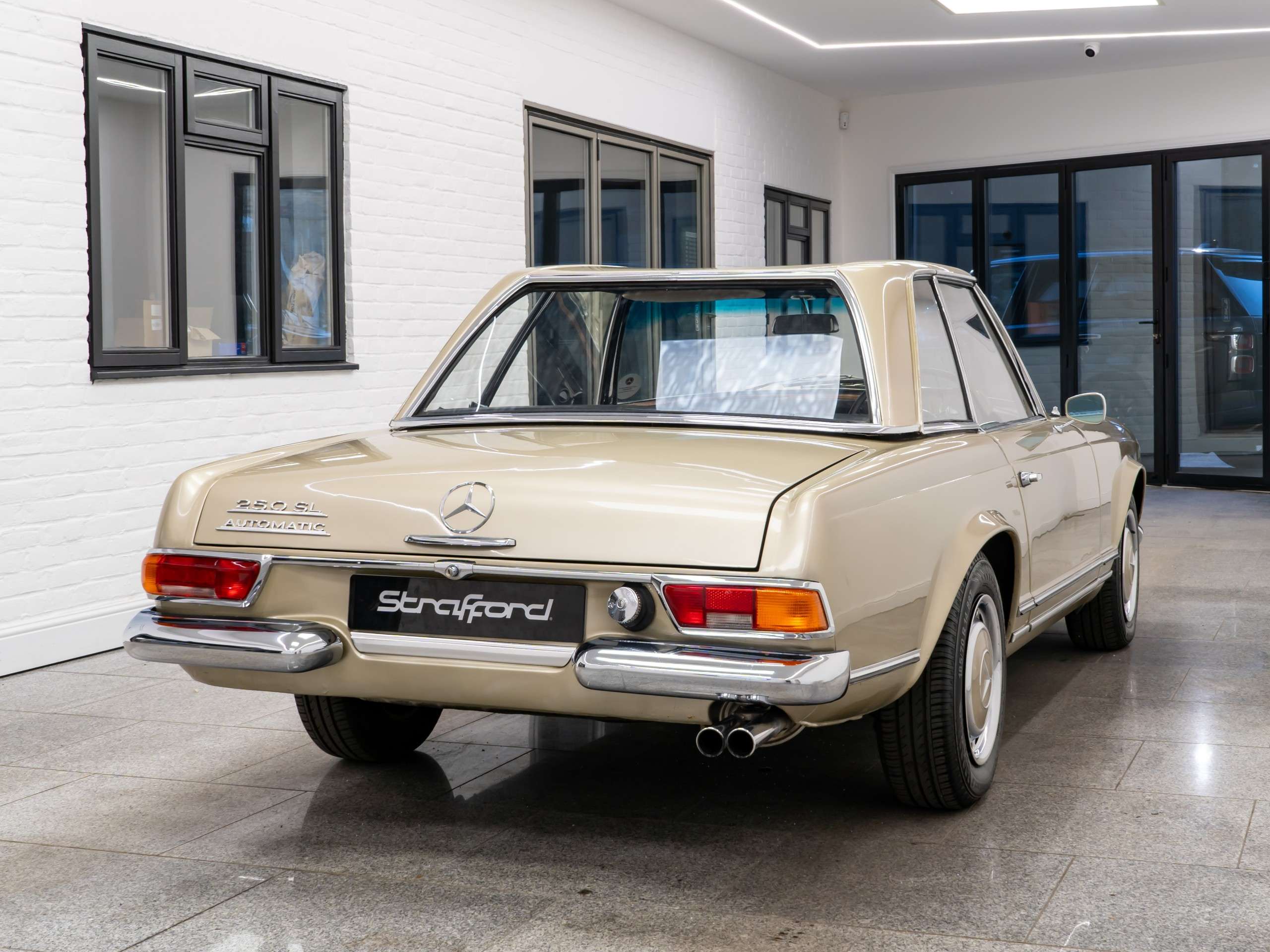 A 1967 MERCEDES-BENZ 250 SL Pagoda (W113) A 1967 MERCEDES-BENZ 250 SL Pagoda (W113)