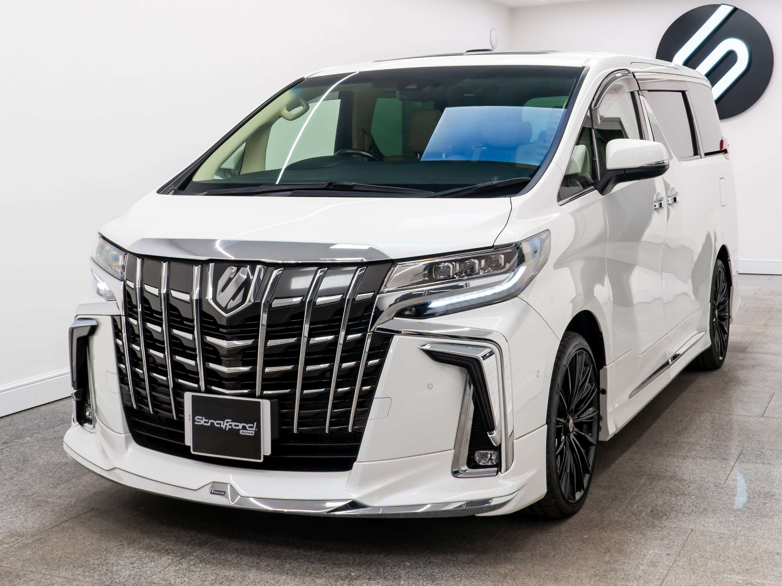 A 2022 TOYOTA ALPHARD Executive Lounge 3.5 V6 Auto A 2022 TOYOTA ALPHARD Executive Lounge 3.5 V6 Auto