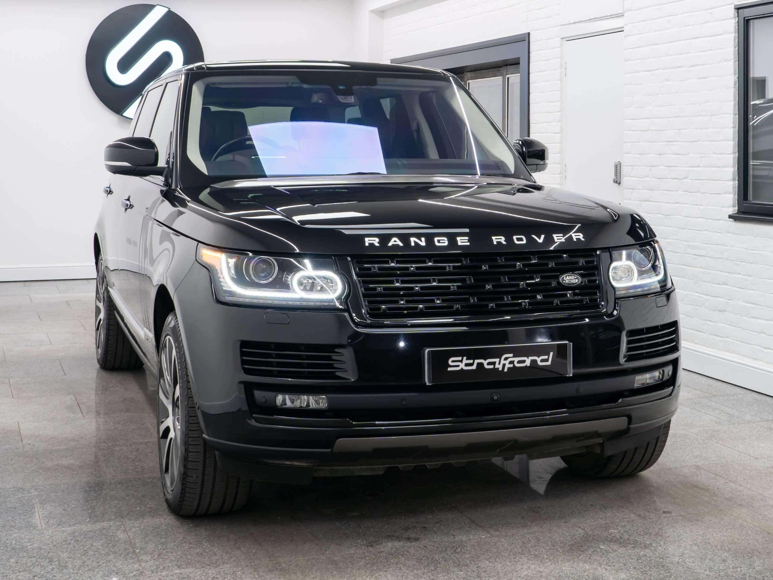 A 2016 LAND ROVER RANGE ROVER 5.0 V8 Autobiography SUV 5dr Petrol Auto 4WD Euro 6 (s/s) LWB (510 ps) A 2016 LAND ROVER RANGE ROVER 5.0 V8 Autobiography SUV 5dr Petrol Auto 4WD Euro 6 (s/s) LWB (510 ps)