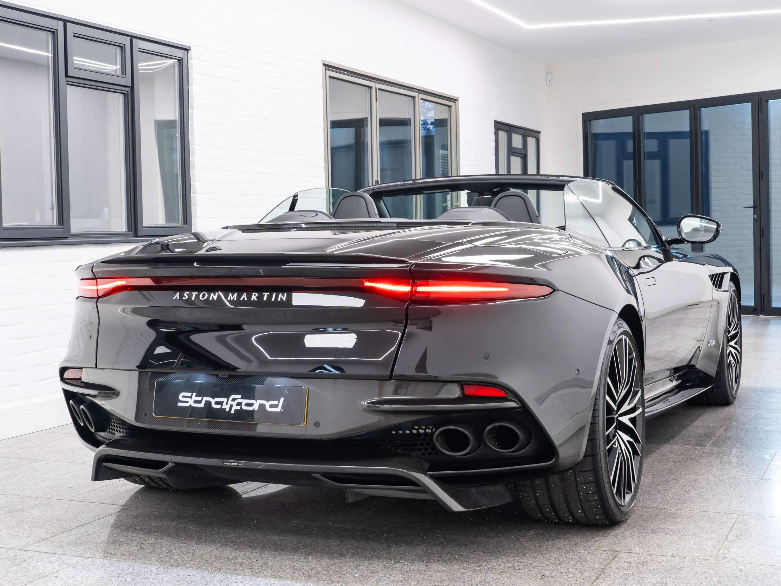2019 ASTON MARTIN DBS 2019 ASTON MARTIN DBS