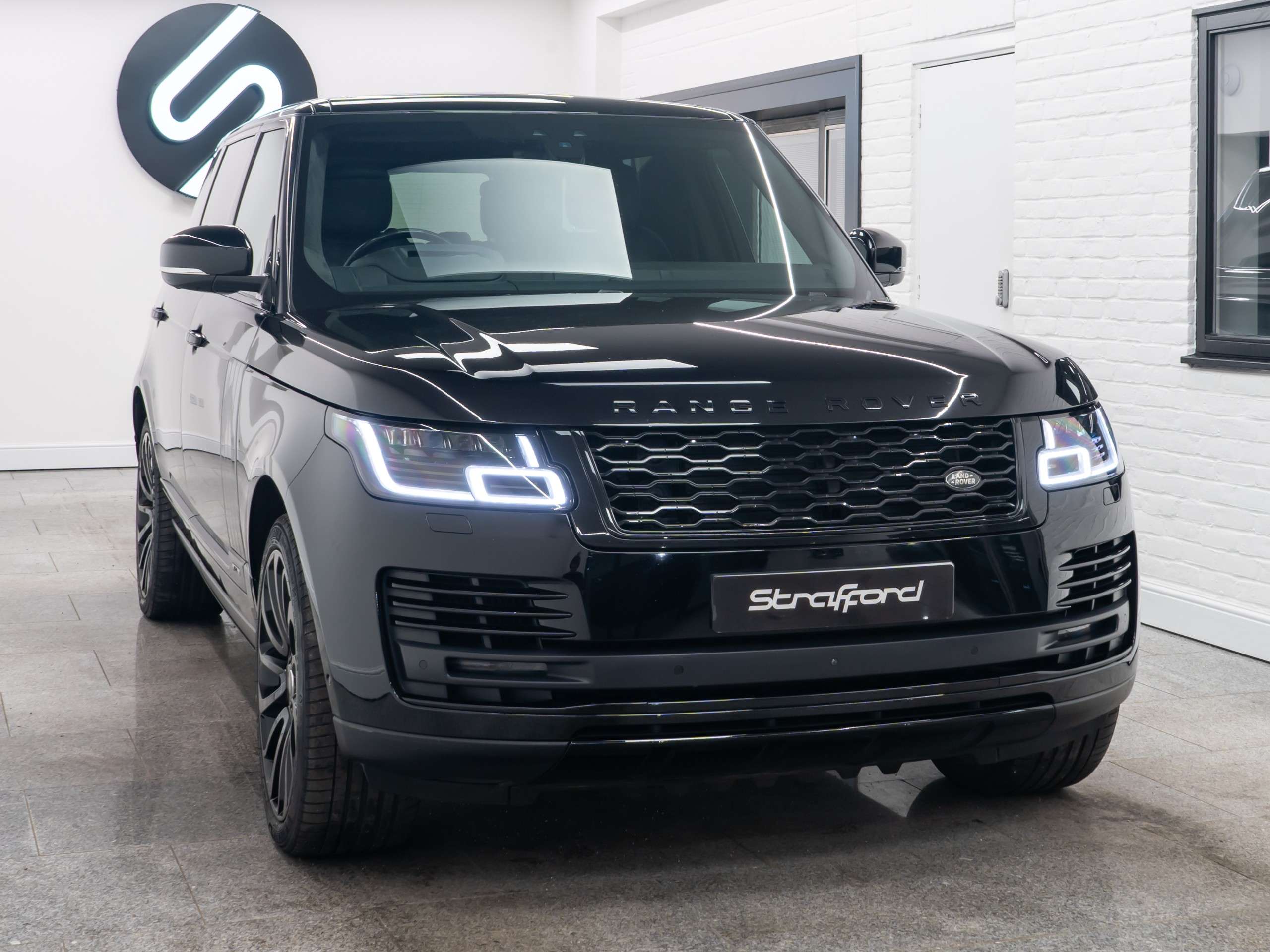 A 2018 LAND ROVER RANGE ROVER 4.4 SD V8 Autobiography SUV 5dr Diesel Auto 4WD Euro 6 (s/s) LWB (339 ps) A 2018 LAND ROVER RANGE ROVER 4.4 SD V8 Autobiography SUV 5dr Diesel Auto 4WD Euro 6 (s/s) LWB (339 ps)