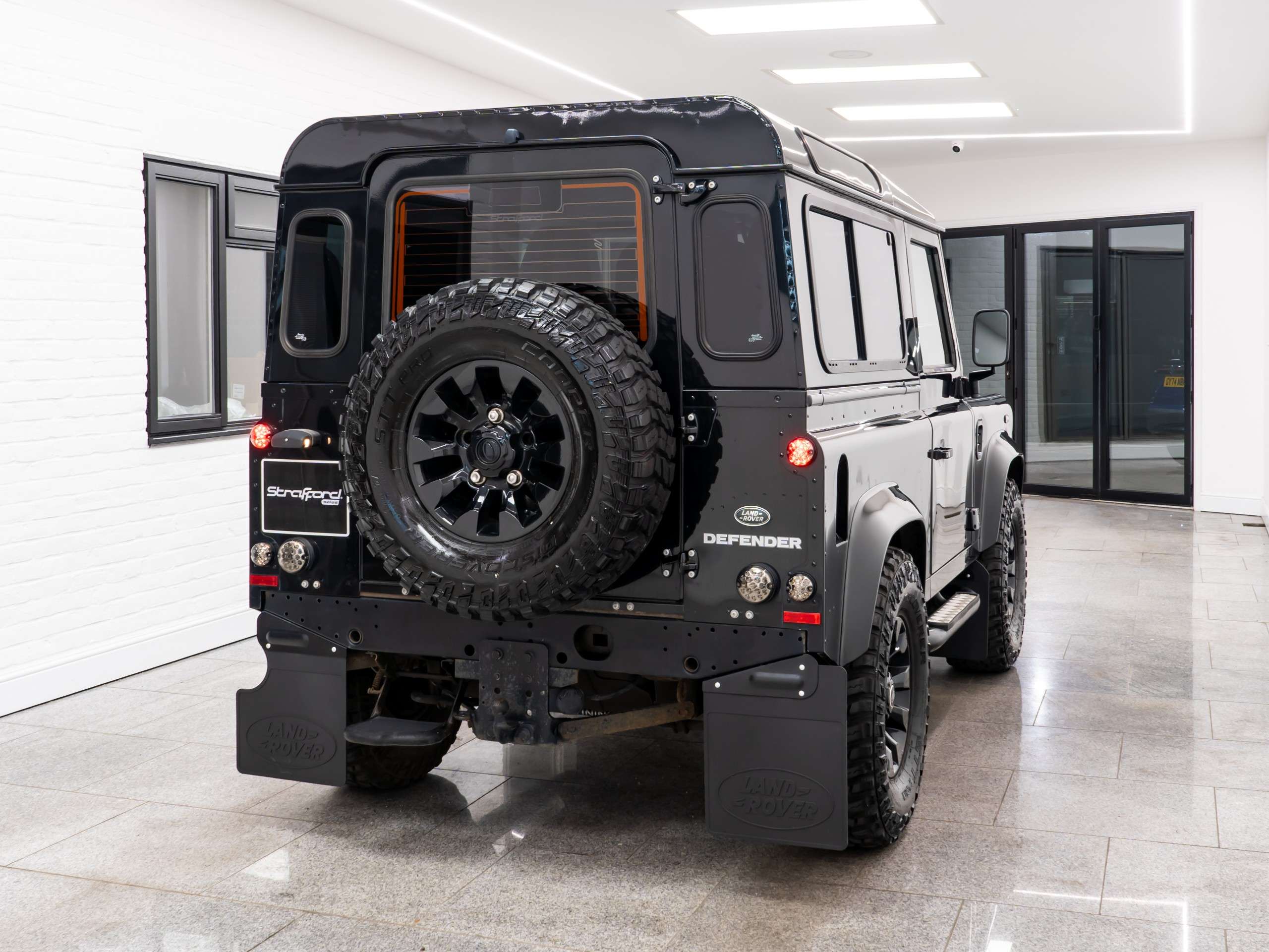 A 2014 LAND ROVER DEFENDER 90 2.2 TDCi XS Station Wagon Double Cab 3dr Diesel Manual 4WD SWB Euro 5 (122 ps) A 2014 LAND ROVER DEFENDER 90 2.2 TDCi XS Station Wagon Double Cab 3dr Diesel Manual 4WD SWB Euro 5 (122 ps)