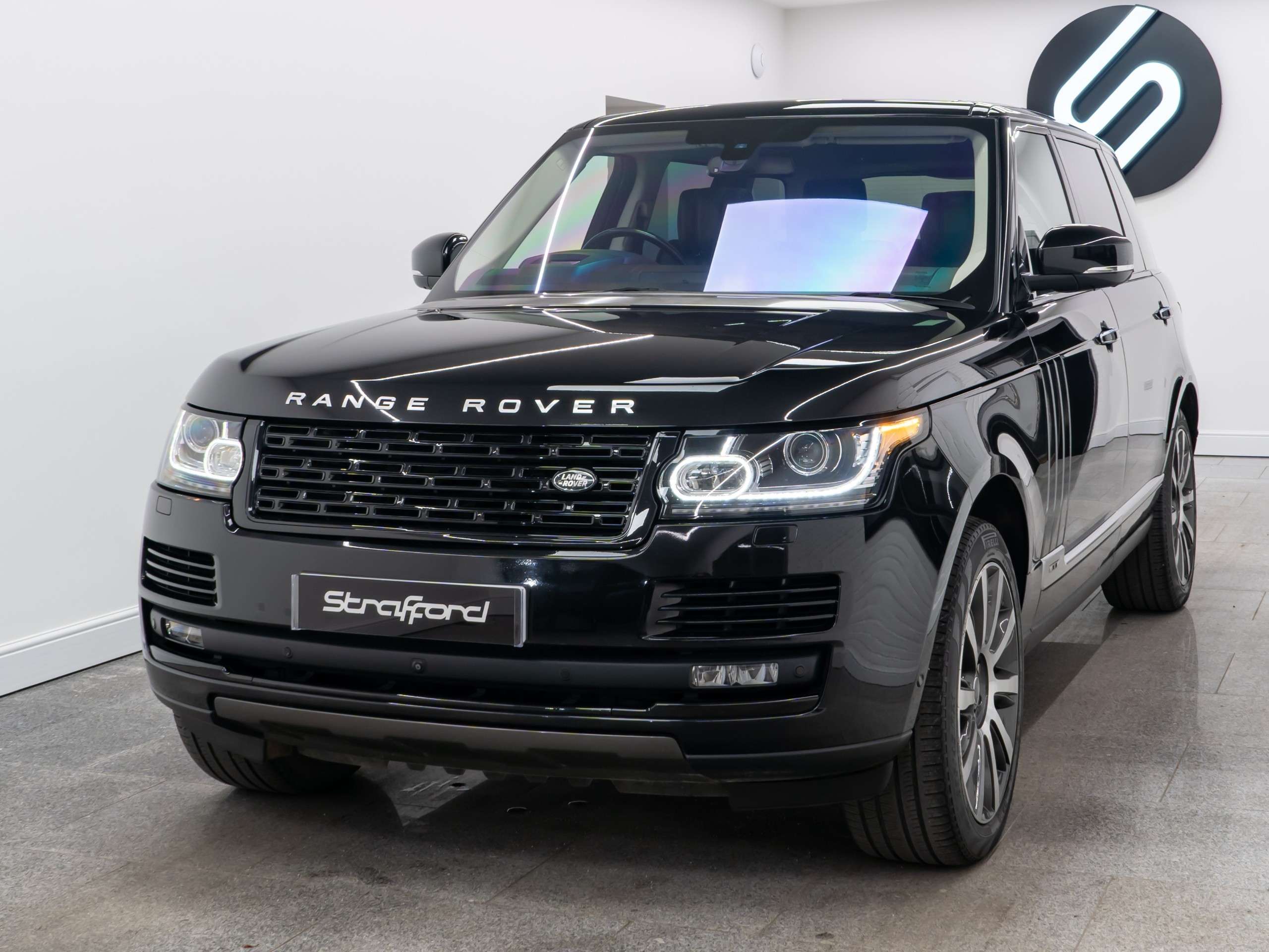 A 2016 LAND ROVER RANGE ROVER 5.0 V8 Autobiography SUV 5dr Petrol Auto 4WD Euro 6 (s/s) LWB (510 ps) A 2016 LAND ROVER RANGE ROVER 5.0 V8 Autobiography SUV 5dr Petrol Auto 4WD Euro 6 (s/s) LWB (510 ps)
