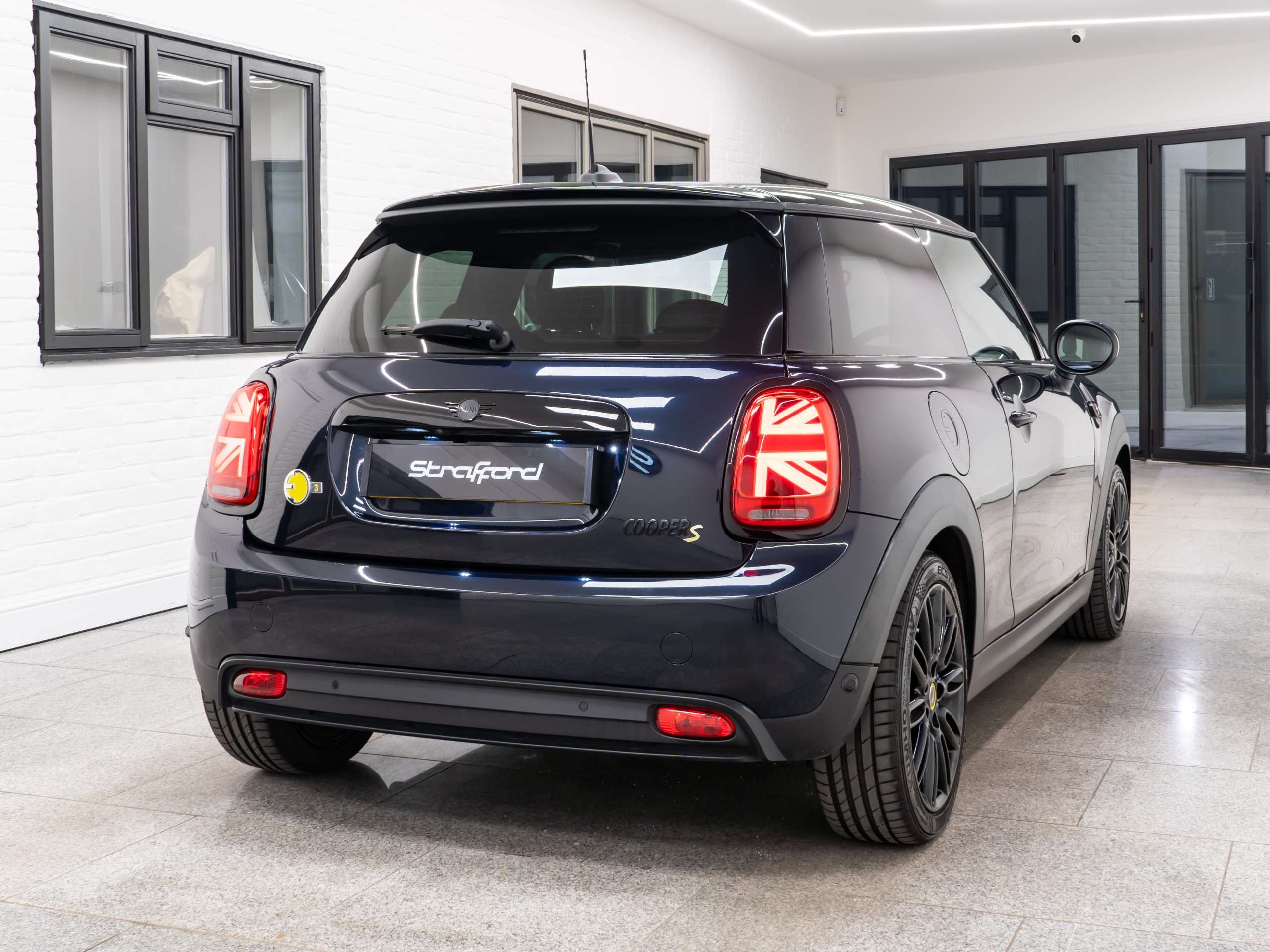 A 2021 MINI ELECTRIC COOPER Cooper SE 32.6kWh Level 3 Hatchback 3dr Electric Auto (184 ps) A 2021 MINI ELECTRIC COOPER Cooper SE 32.6kWh Level 3 Hatchback 3dr Electric Auto (184 ps)