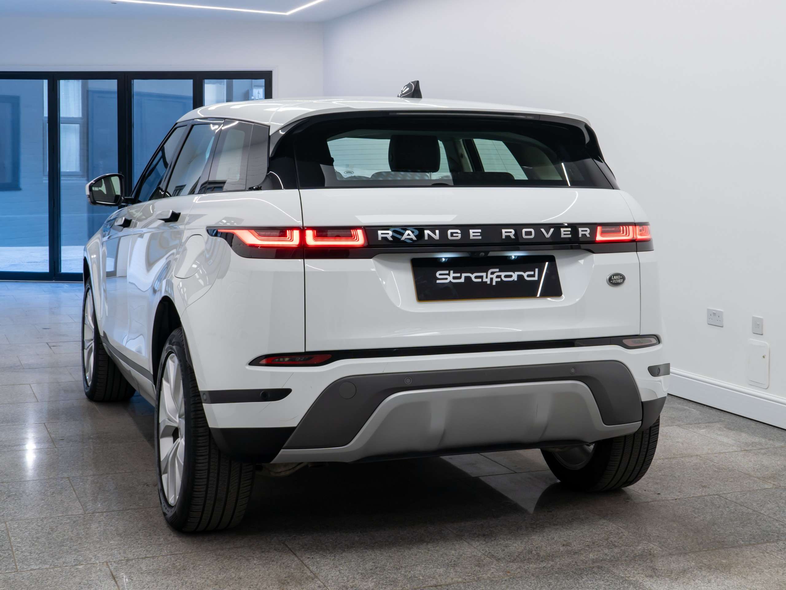 A 2021 LAND ROVER RANGE ROVER EVOQUE 1.5 P300e 12.2kWh SE SUV 5dr Petrol Plug-in Hybrid Auto 4WD Euro 6 (s/s) (309 ps) A 2021 LAND ROVER RANGE ROVER EVOQUE 1.5 P300e 12.2kWh SE SUV 5dr Petrol Plug-in Hybrid Auto 4WD Euro 6 (s/s) (309 ps)